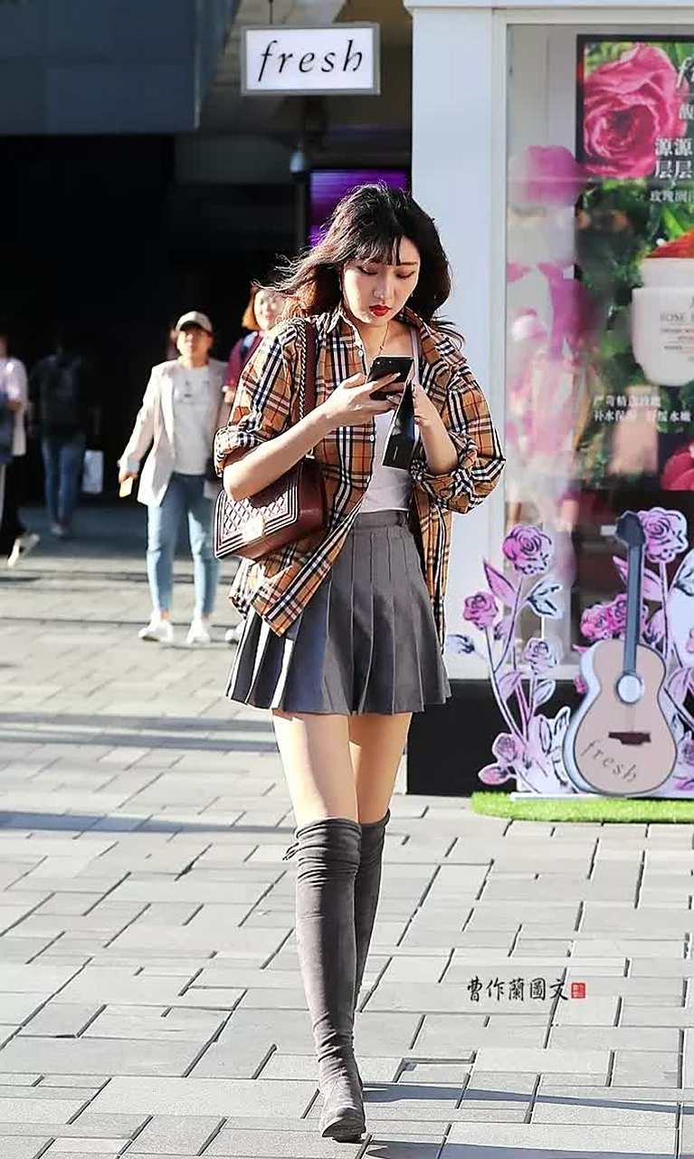 在炎炎夏日依然穿高筒靴的美女