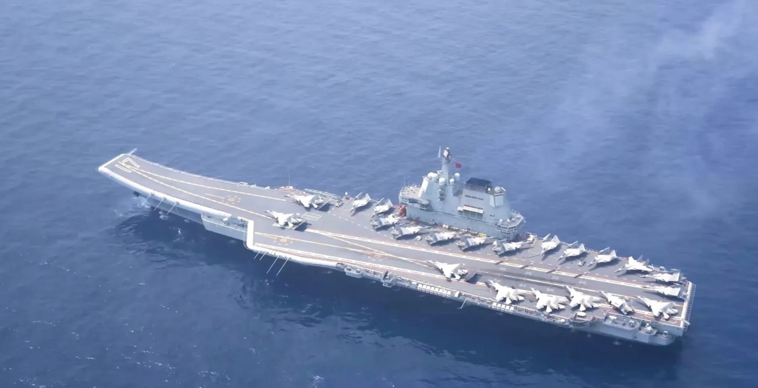 辽宁舰,山东舰全甲板攻击模式的照片全部公开,辽宁舰上是24架歼-15,2