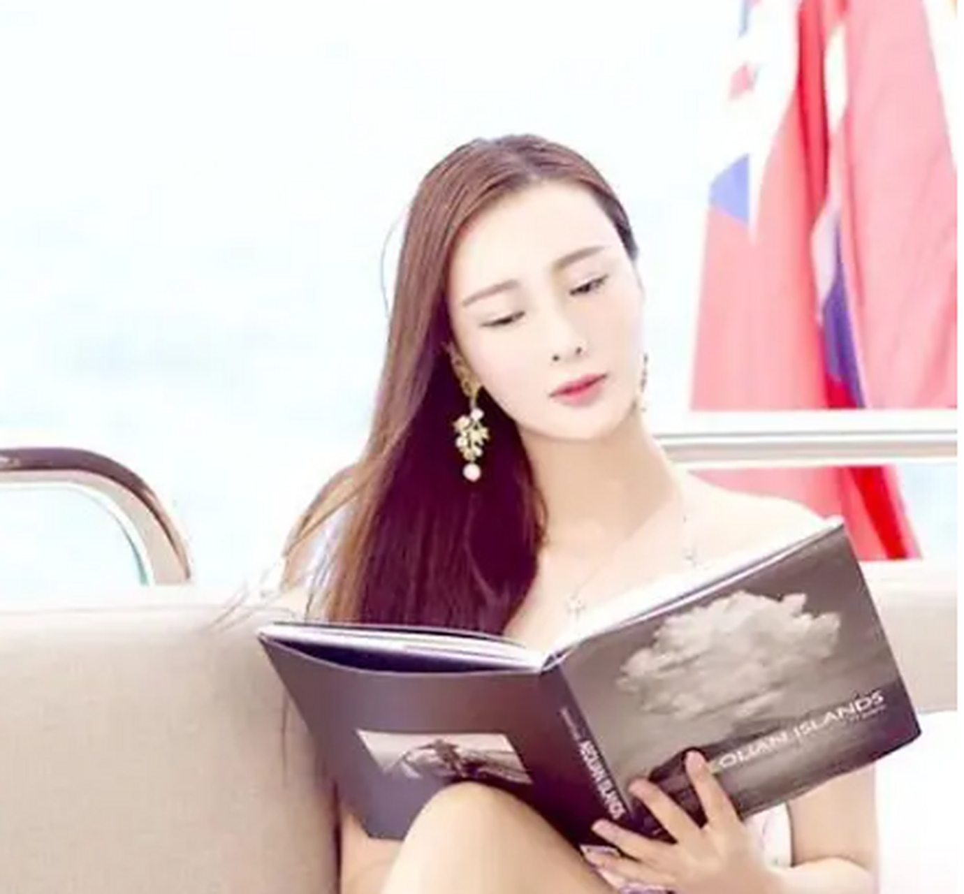 在舞台上她笑得很自然,看似放得开,但其实王李丹