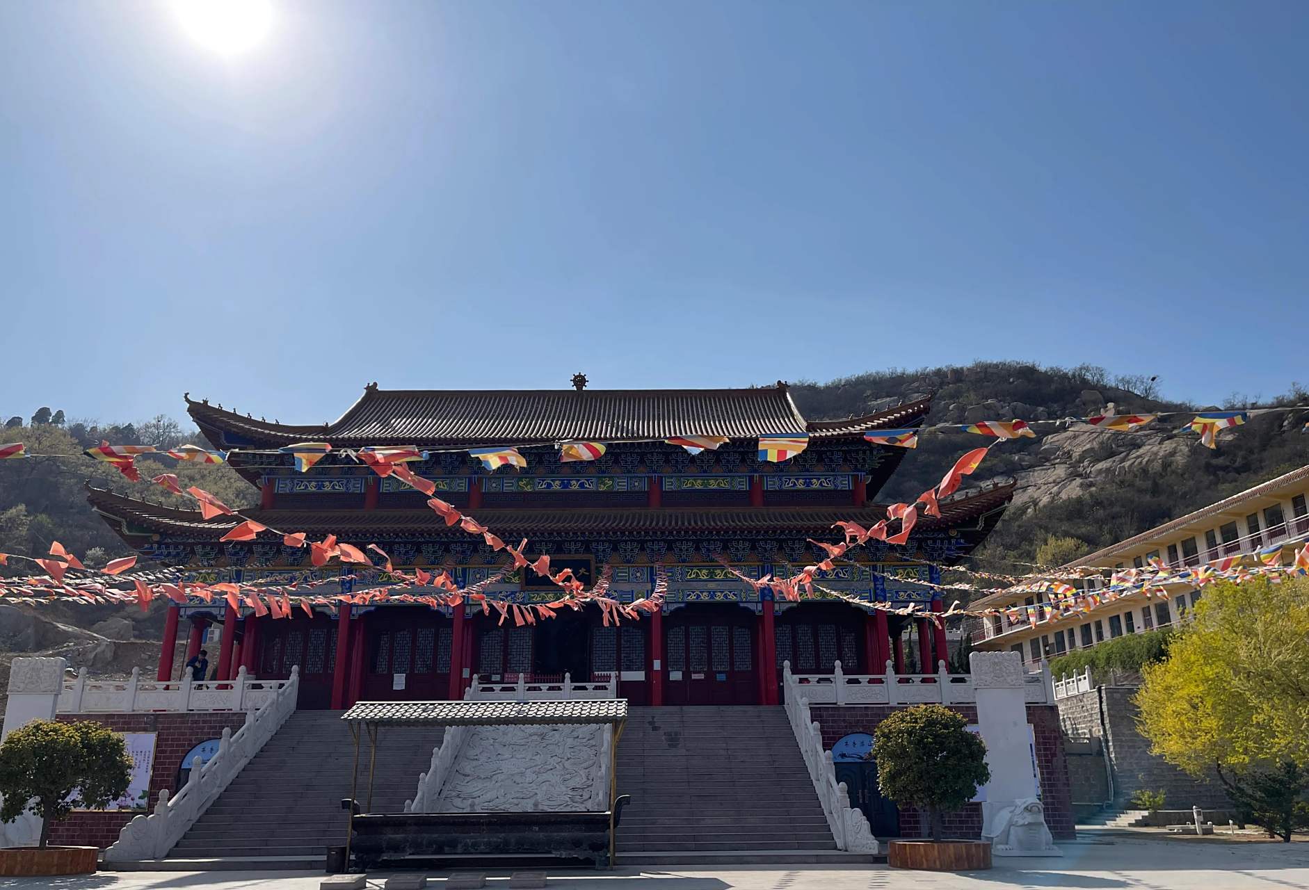 邹城鸿山寺,始建于唐代,因战乱被毁,这是2015年重建的寺庙,有大雄宝殿