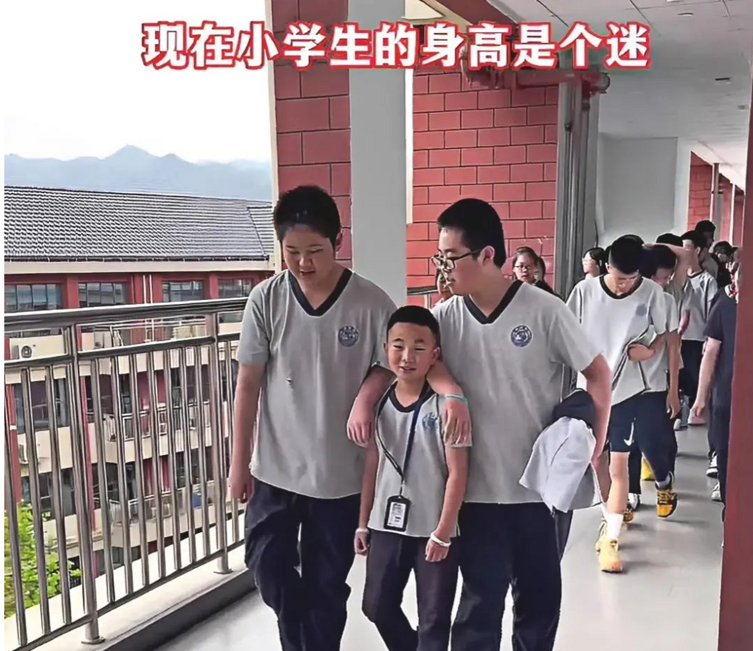 小学生男生身高图片