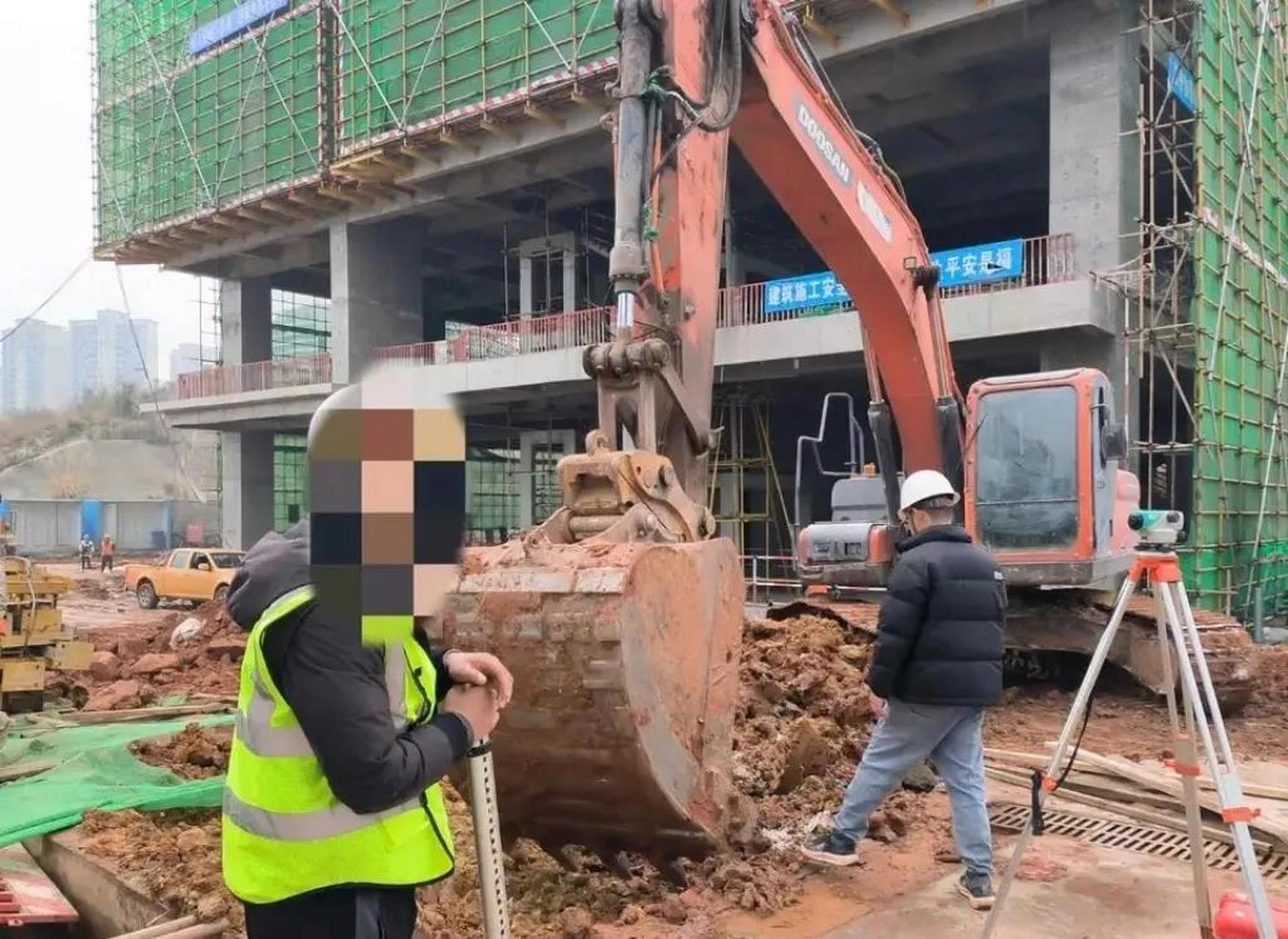 兄弟们,今天给项目肥槽回填打标高踩到东西了,下一步怎么办?