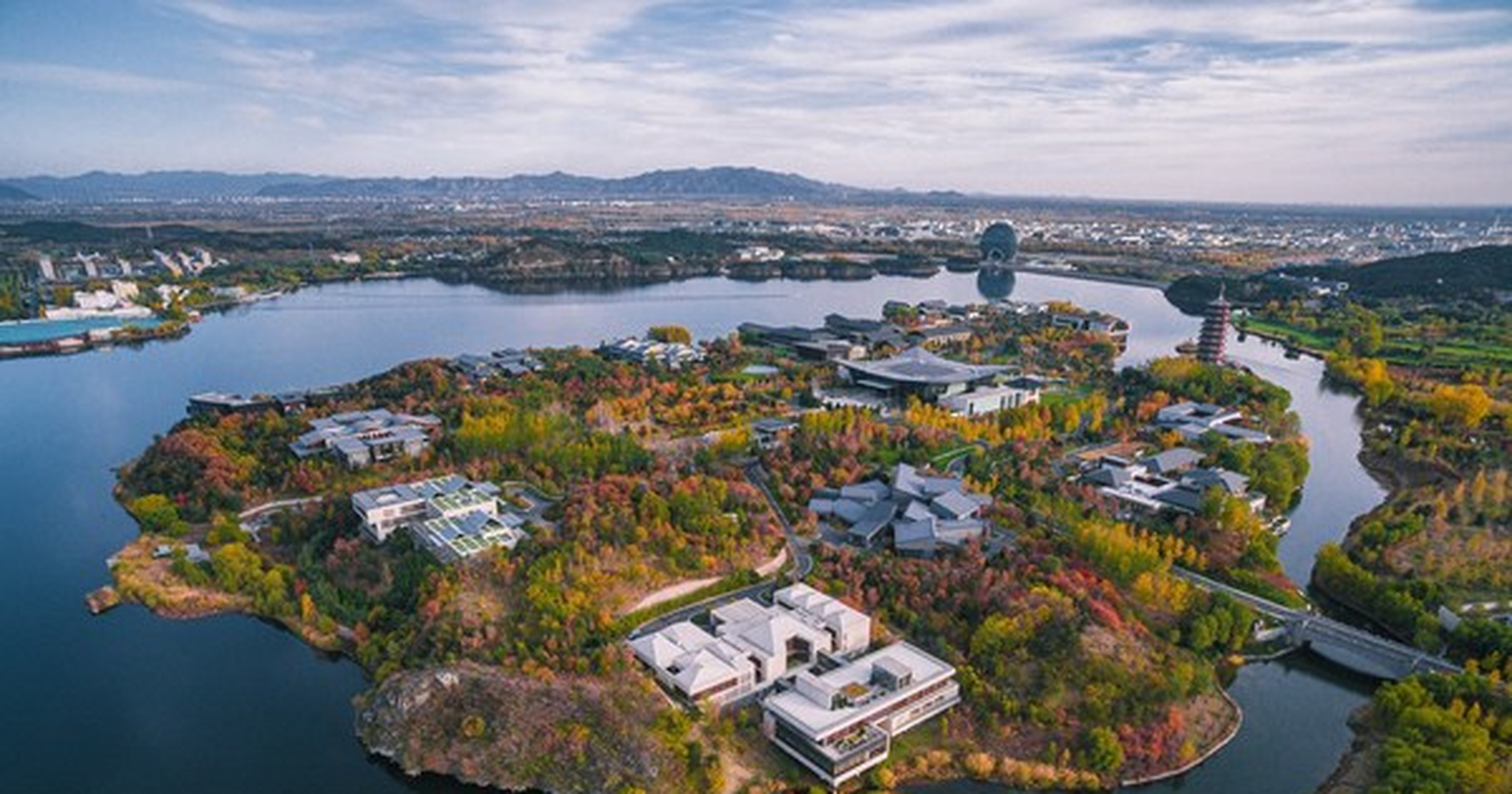 北京雁栖岛国宾别墅坐落于风景如画的"世外桃源"雁栖岛上,相连雁栖湖