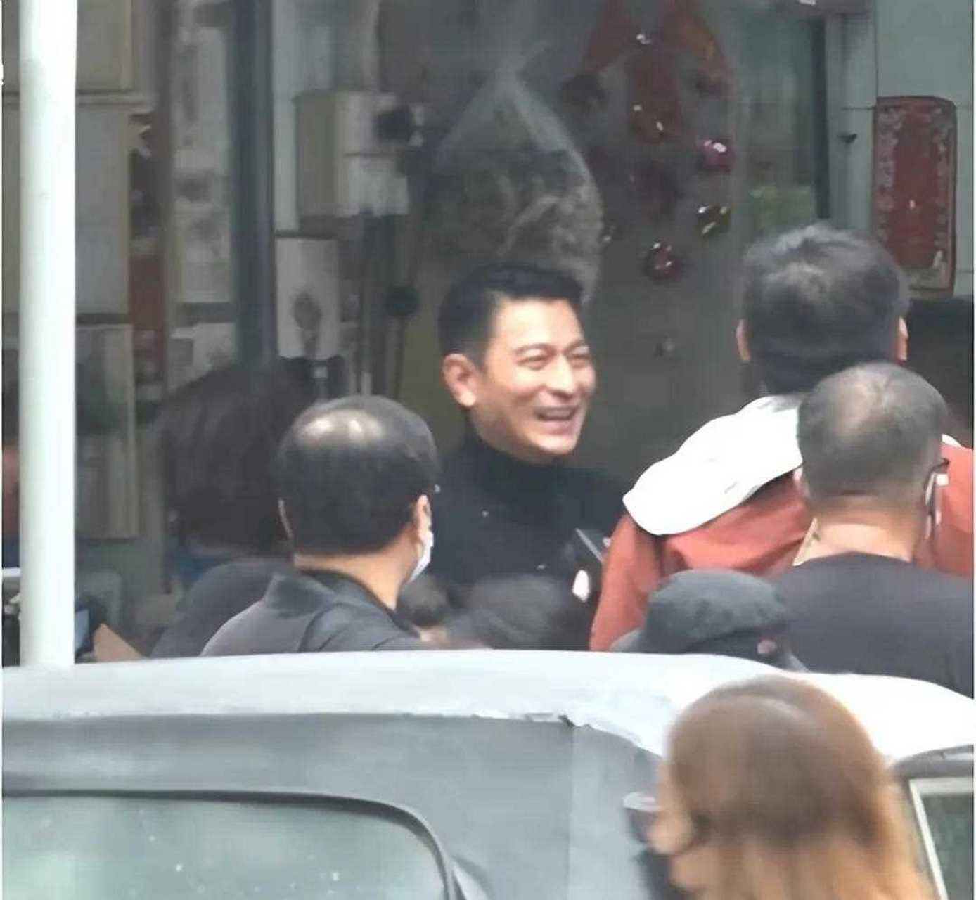 最近,一则刘德华拍戏的路透照流出,在烈日炎炎的夏天,刘德华和一众