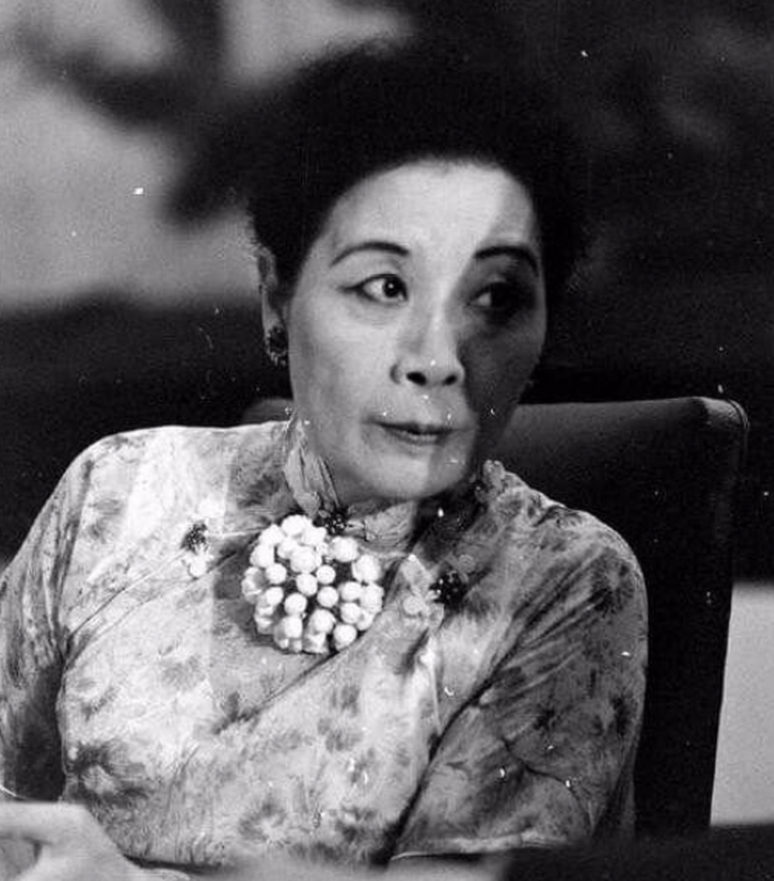 宋美龄晚年罕见老照片,仍然保持着她一贯的微笑和高挺的身姿.