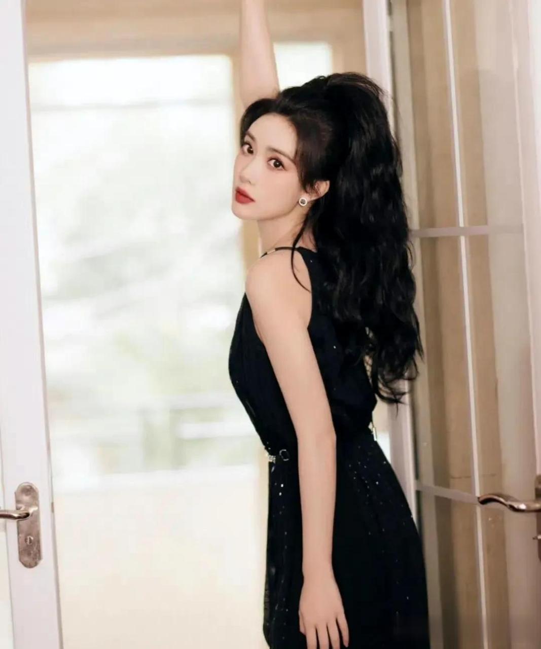 孟子义跟古力娜扎还是有几分相似的,甚至相似度还挺大.