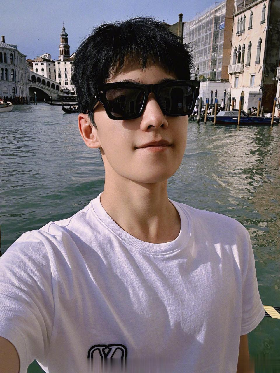 传闻杨洋代言荣耀90系列了,这小哥好诶,帅!