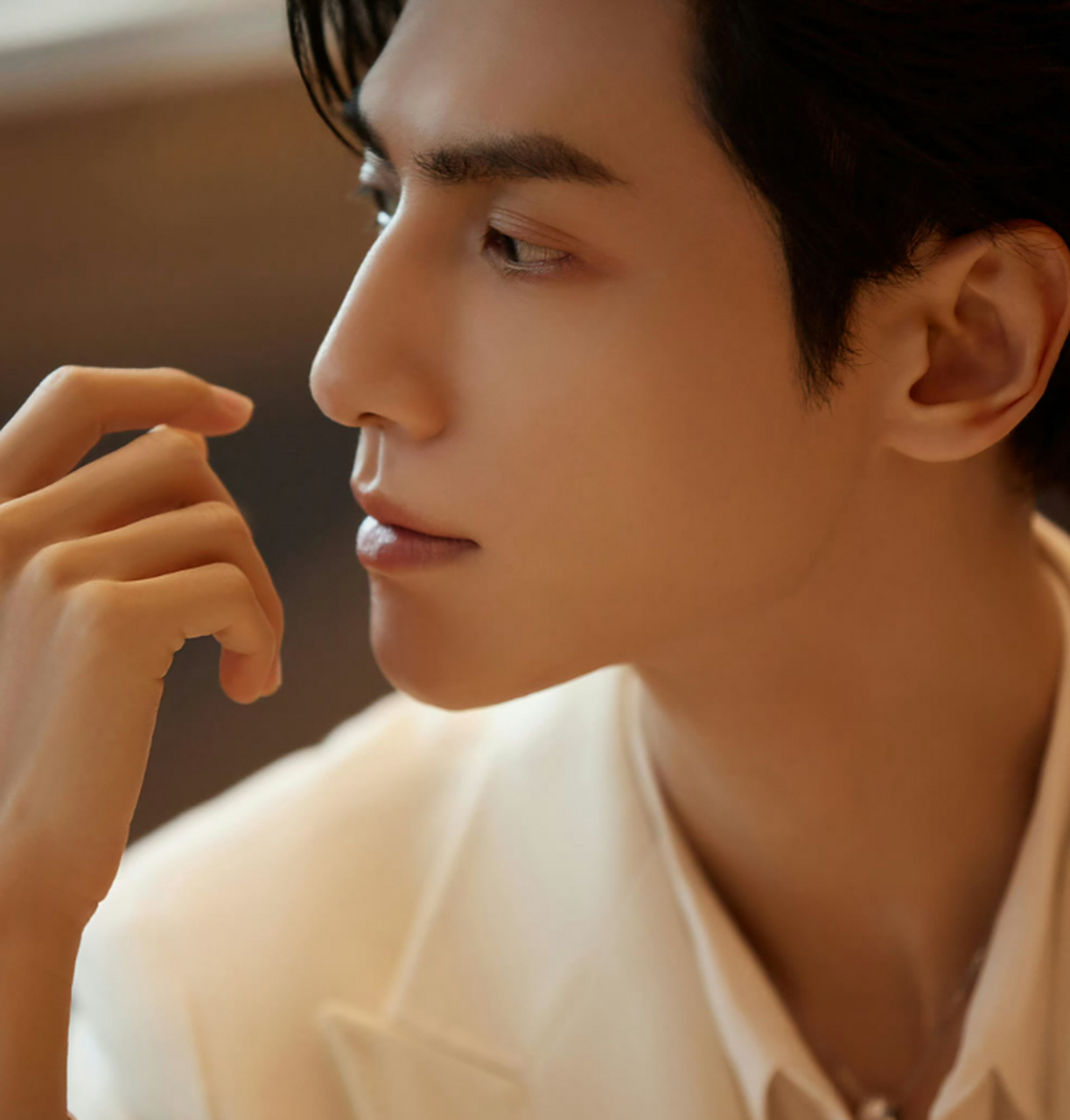 罗云熙全白服装造型,眼睛好深邃