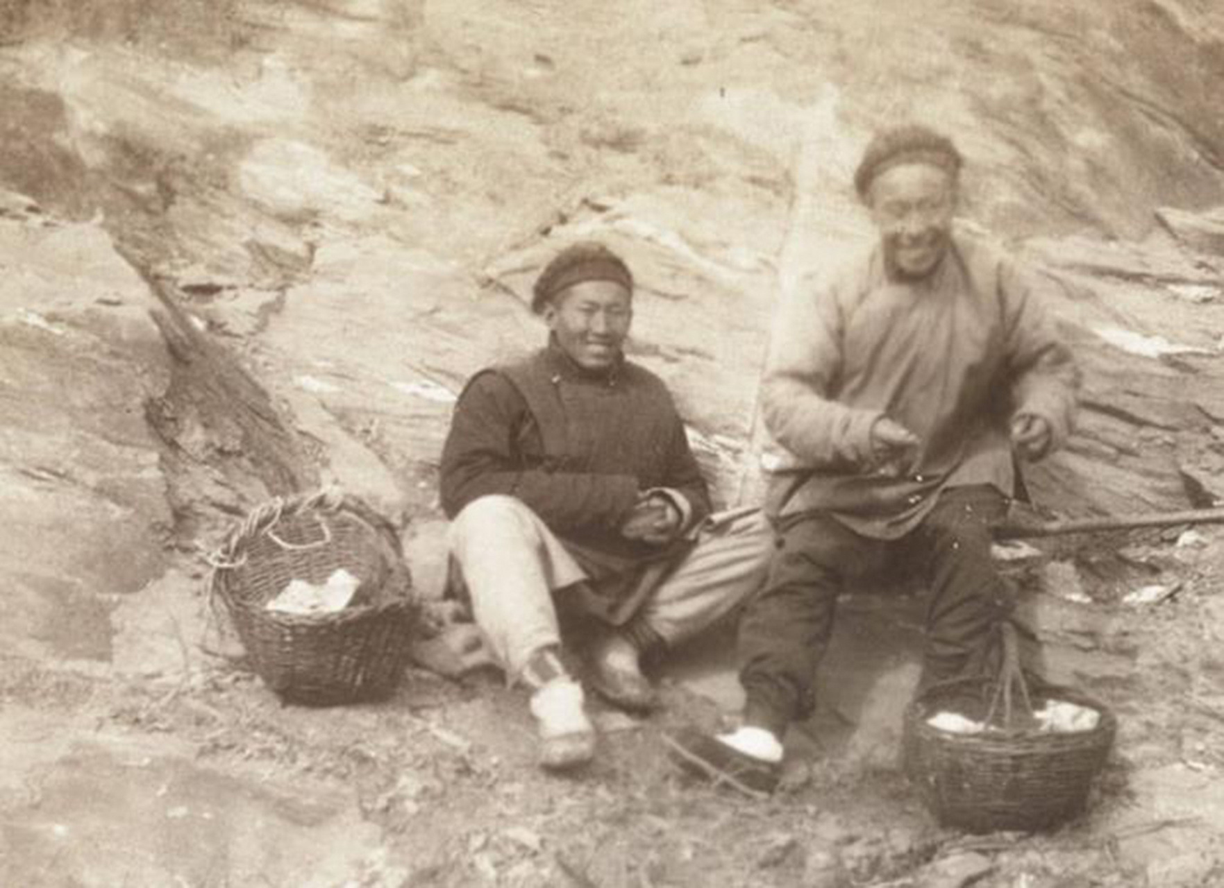 这张历史照片中的两个清朝百姓,脸上都挂着灿烂的笑容.