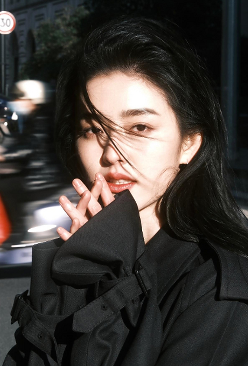 优雅大方的黑衣美女