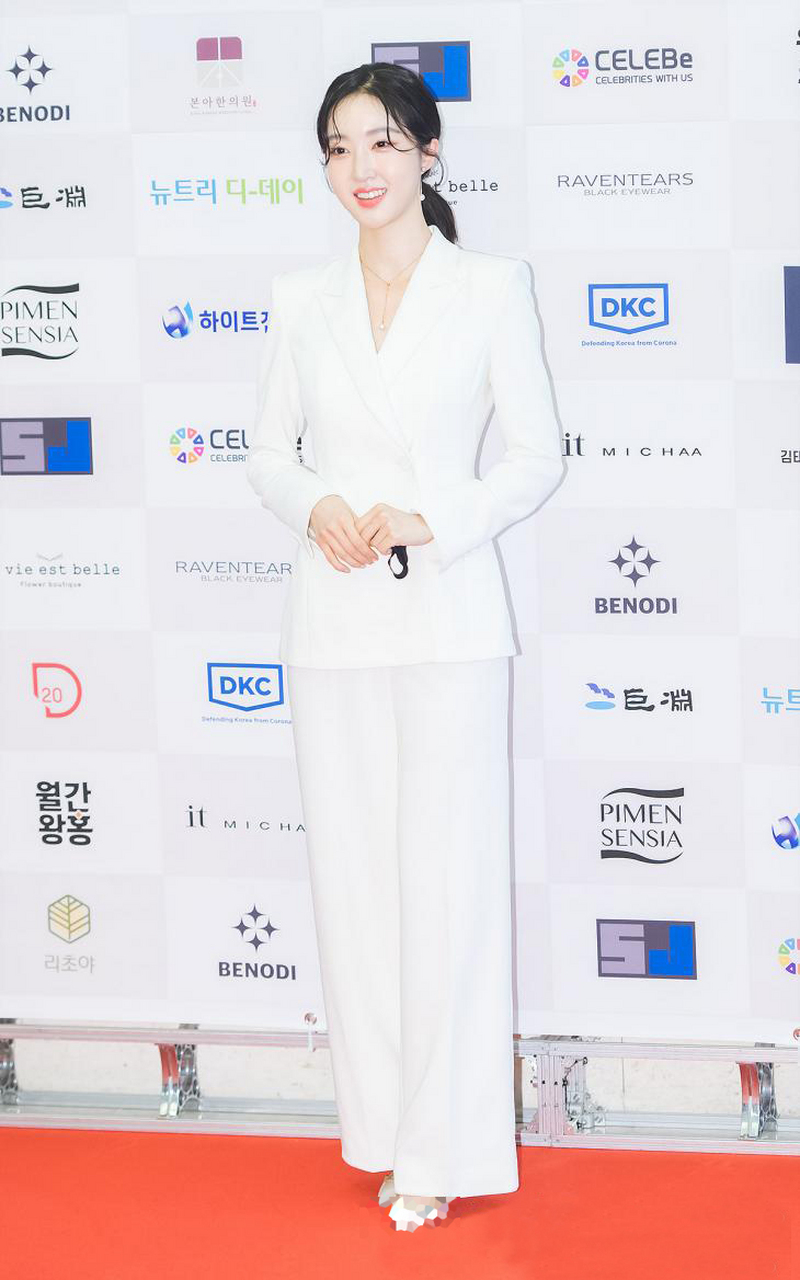 韩国小姐金圣经白色西装演绎高贵美艳 在韩国艺术文化人大赏颁奖礼