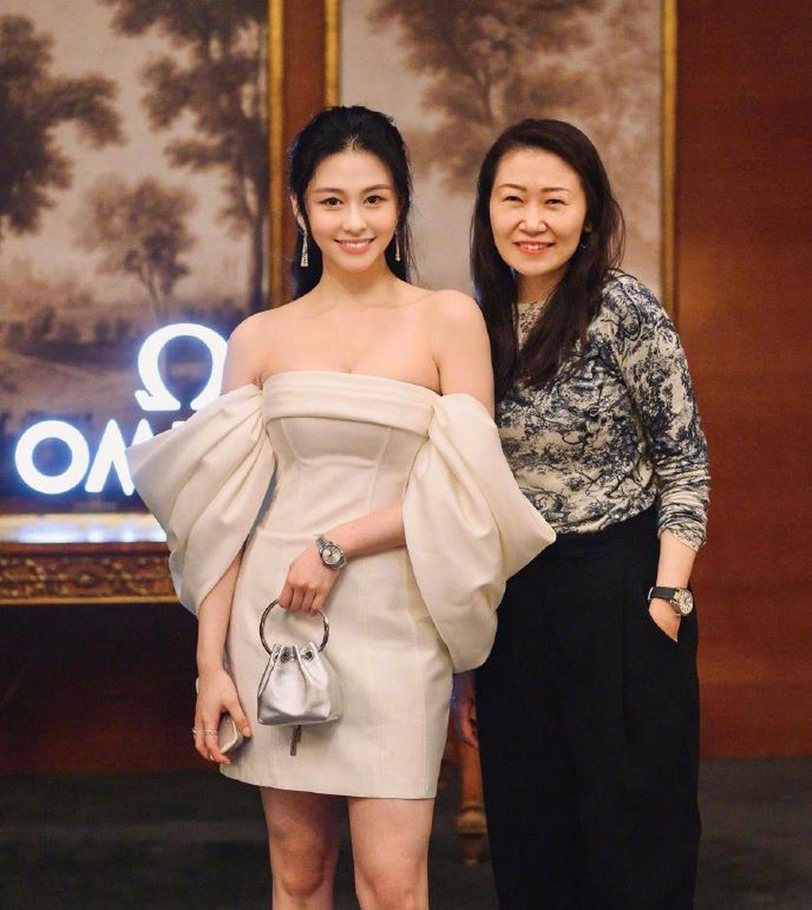 3月24日,久未露面的港星邱淑贞,因为女儿沈月的一条令人出乎意料的