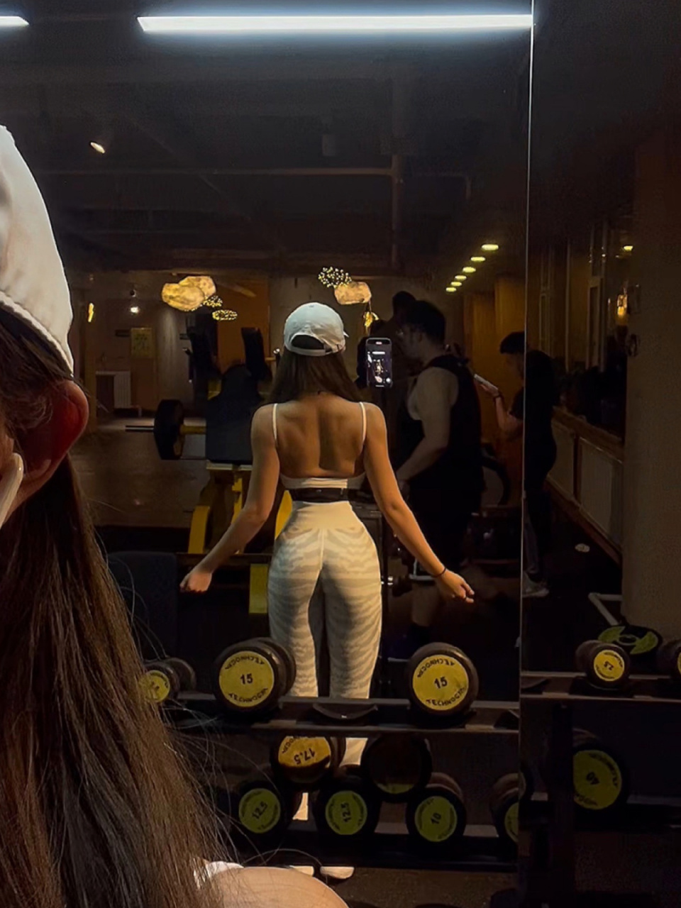 陈暖央的身材非常好,身体的线条感在线,而且看起来非常青春.