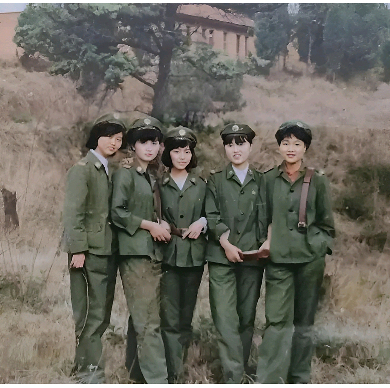 80年代,几名女兵在野外拉练时,对着镜头留下自己的靓丽身影.