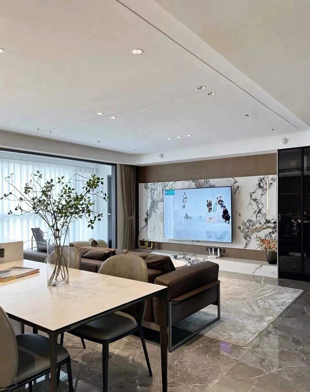 横厅现代轻奢风客厅实景案例,高级时尚感满满的.