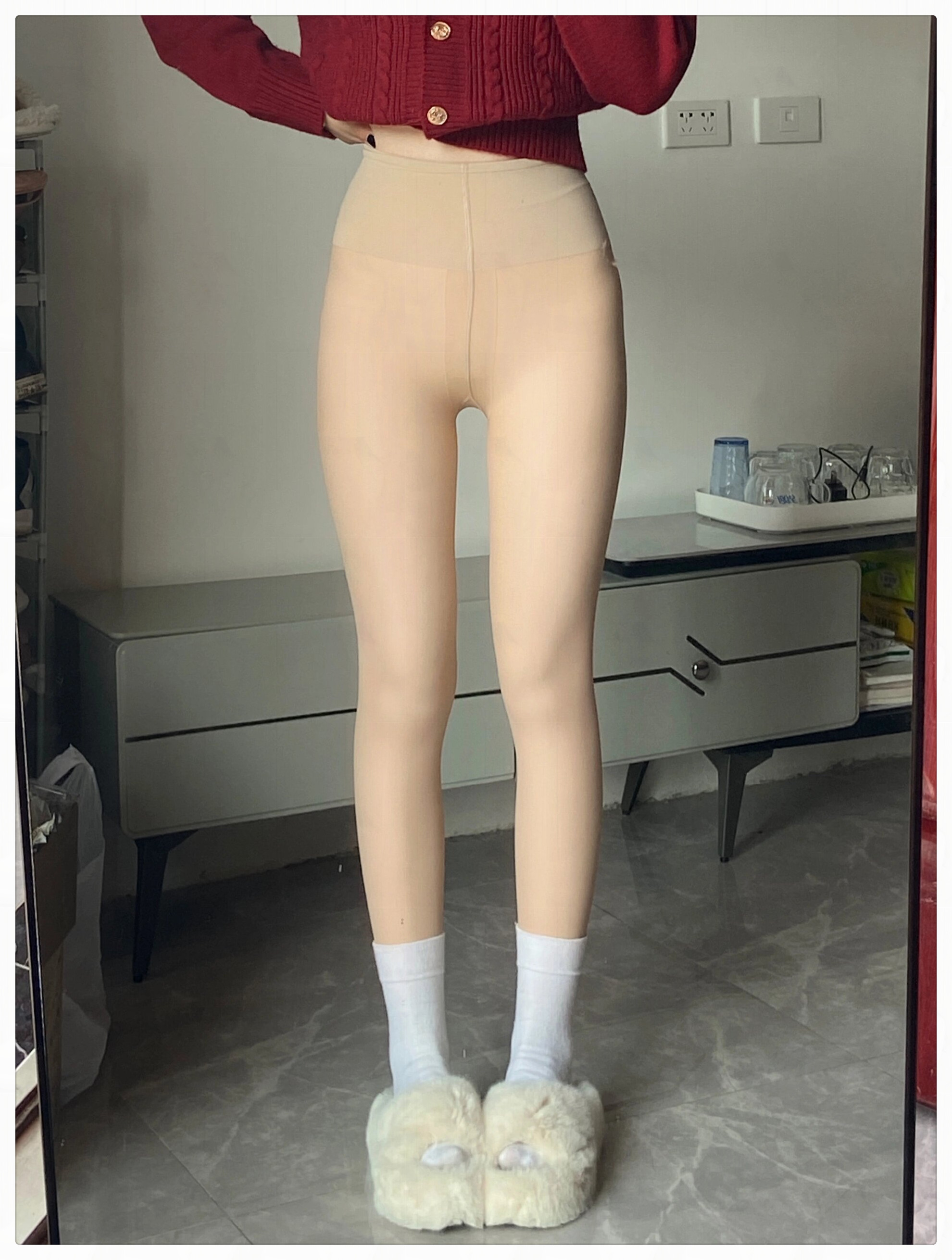 有些人外表看起来光鲜亮丽,其实裙子底下已经穿上了厚厚的光腿神 