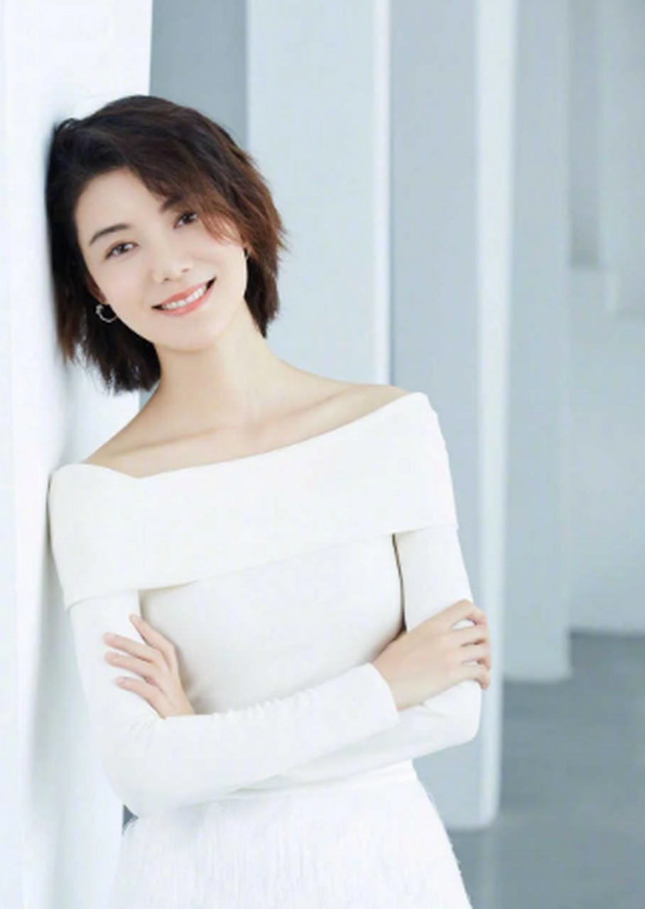 车晓认真打扮气质惊艳,白色一字肩毛衣配流苏裙,优雅不说还高级