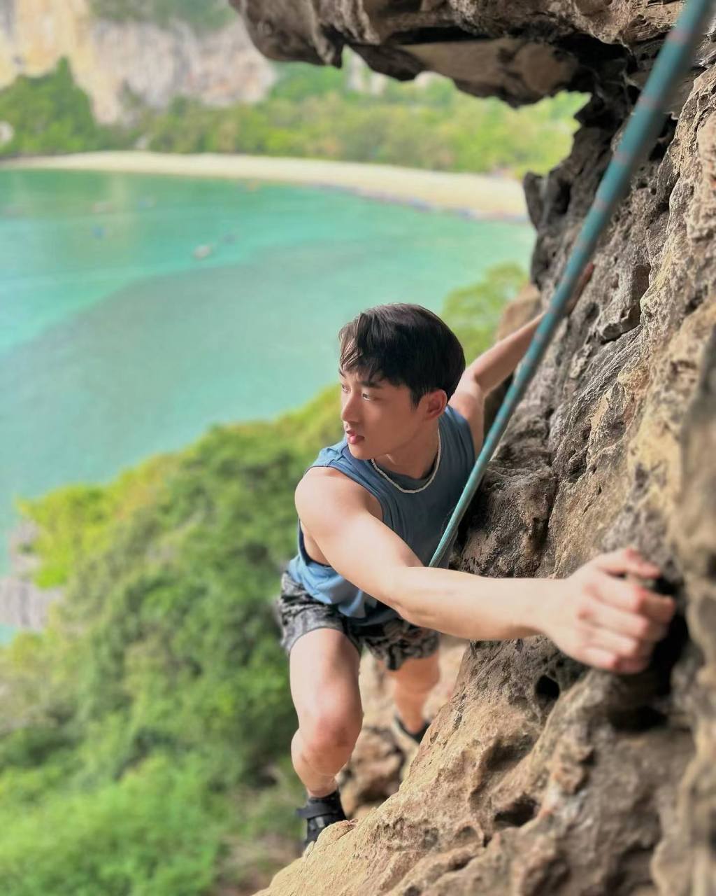 他不仅出演过热门泰剧,此前还作为运动员抽空参加了杭州亚运会的比赛.