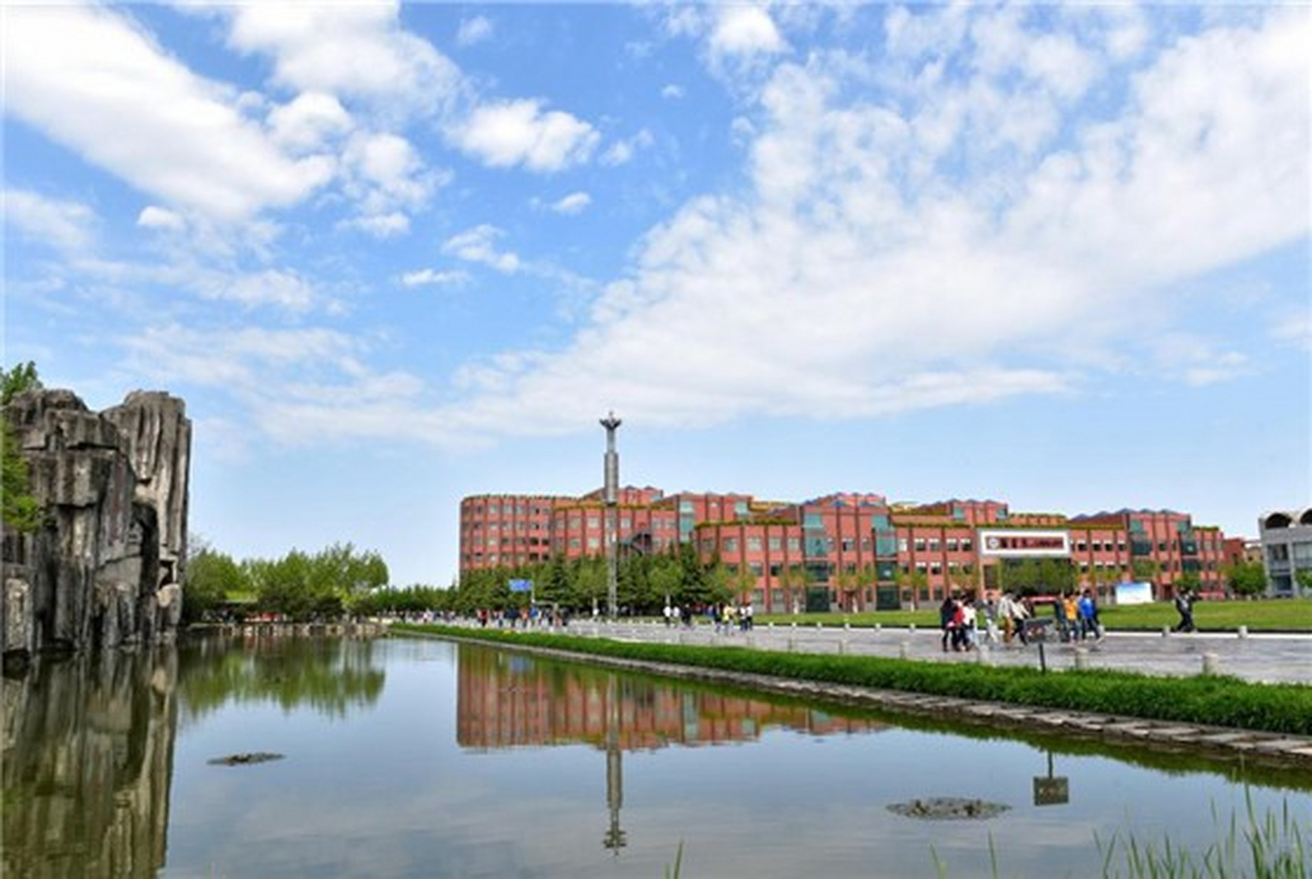 爱上西京的理由# 西京学院的校园环境优美宜人,位于中国西安市.