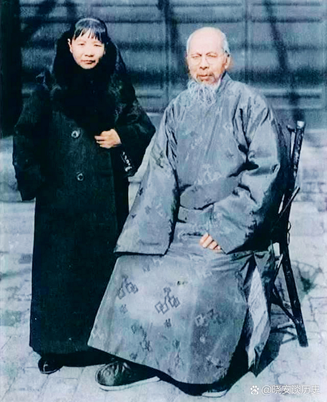 胡宝珠曾在齐白石的亲戚家做过丫鬟,后来在18岁那年嫁给了齐白石.