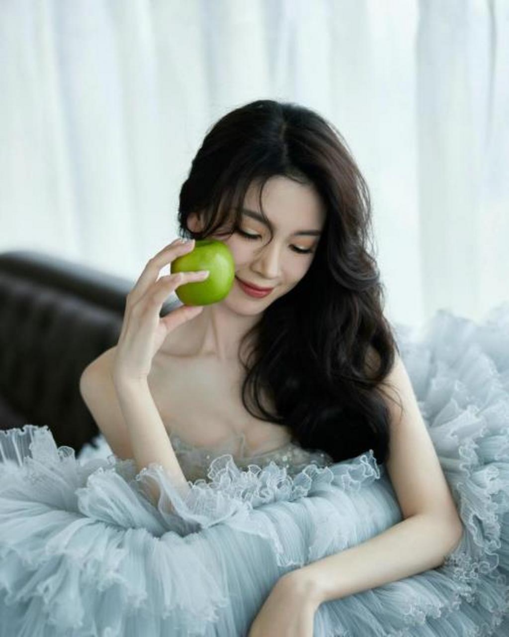 新生代演员陈瑶晒穿搭造型,一袭蓝色抹胸蛋糕礼服裙甜美又性感!