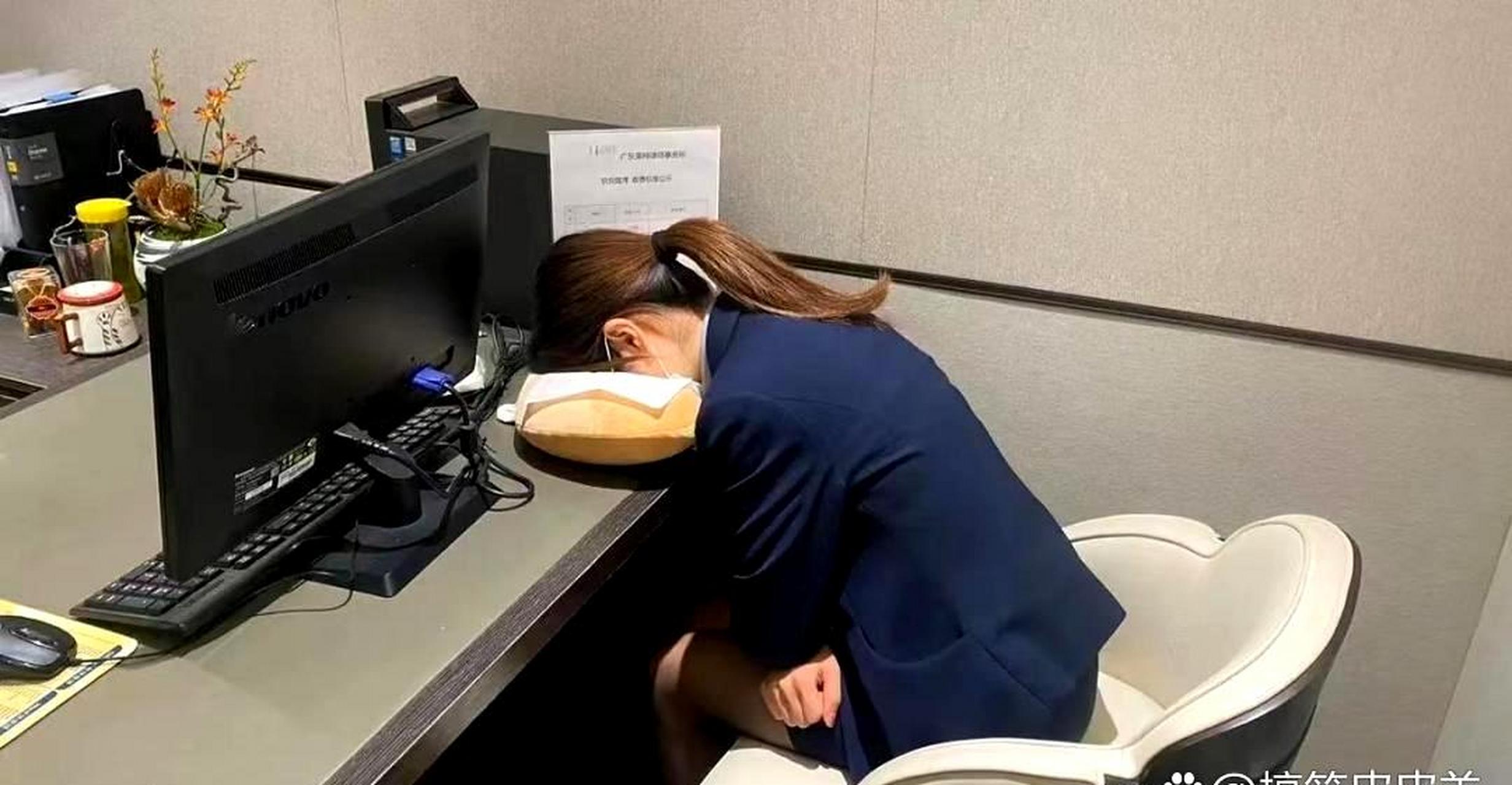 那位女同事在老板办公室逗留了一个多小时后,回来就一直昏睡不醒,这是