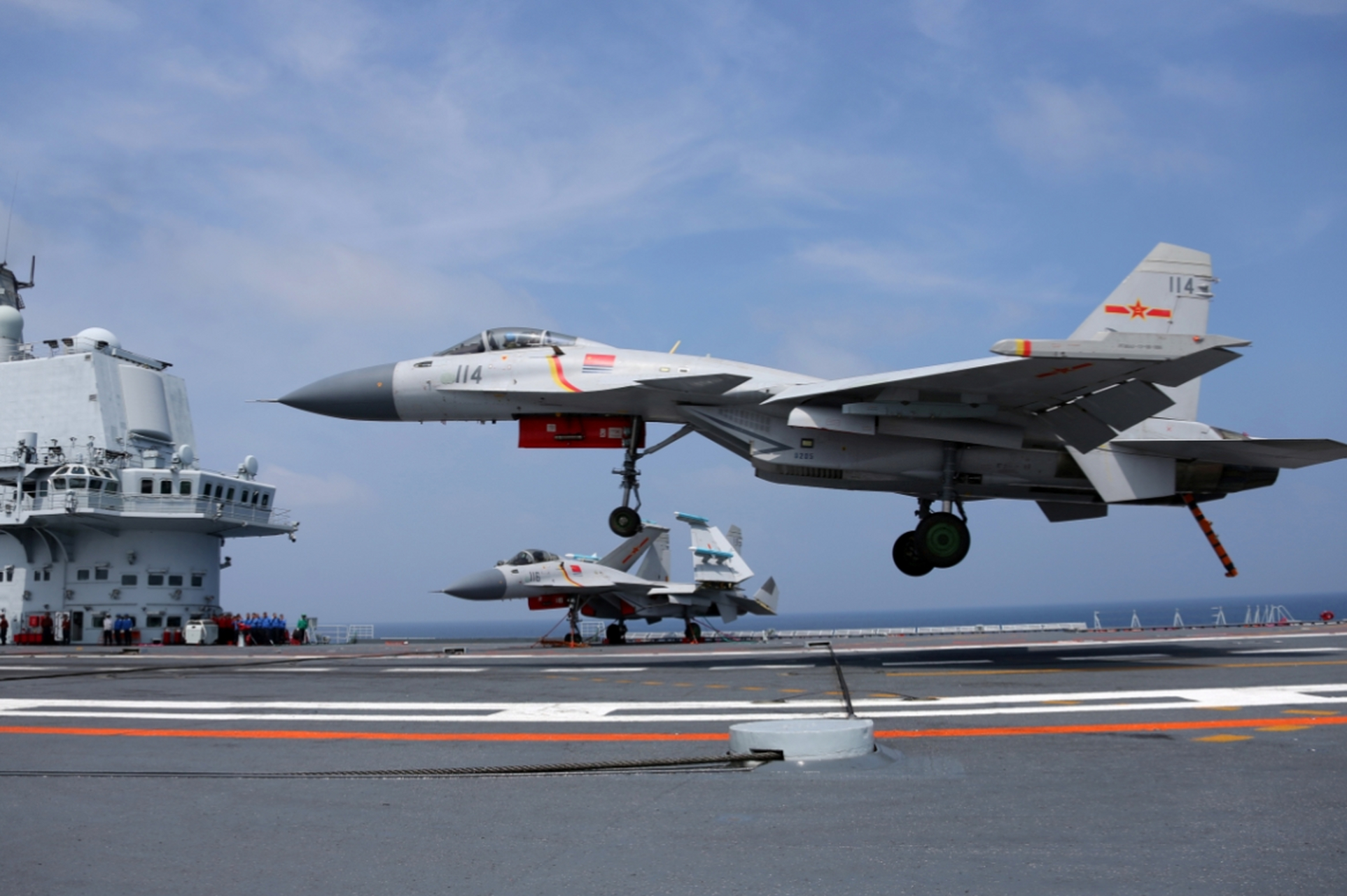 5月10日是中国海军舰载航空兵部队成立10周年纪念日,2013年中国首支