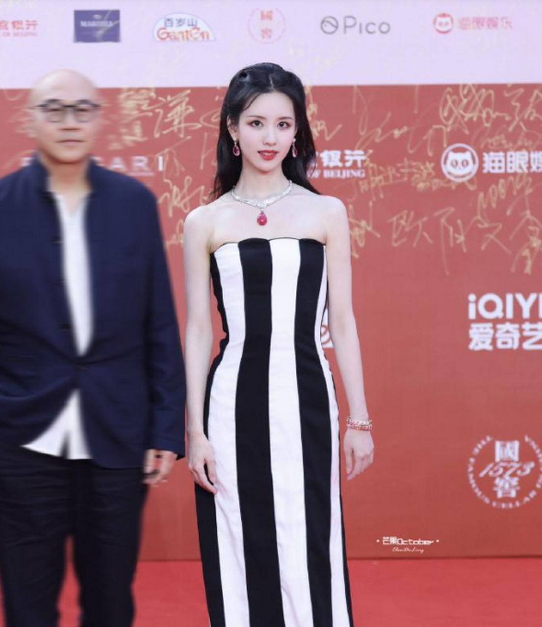 陈都灵红毯生图,如今凭借《长月烬明》火了,自信高贵,站姐镜头中的她