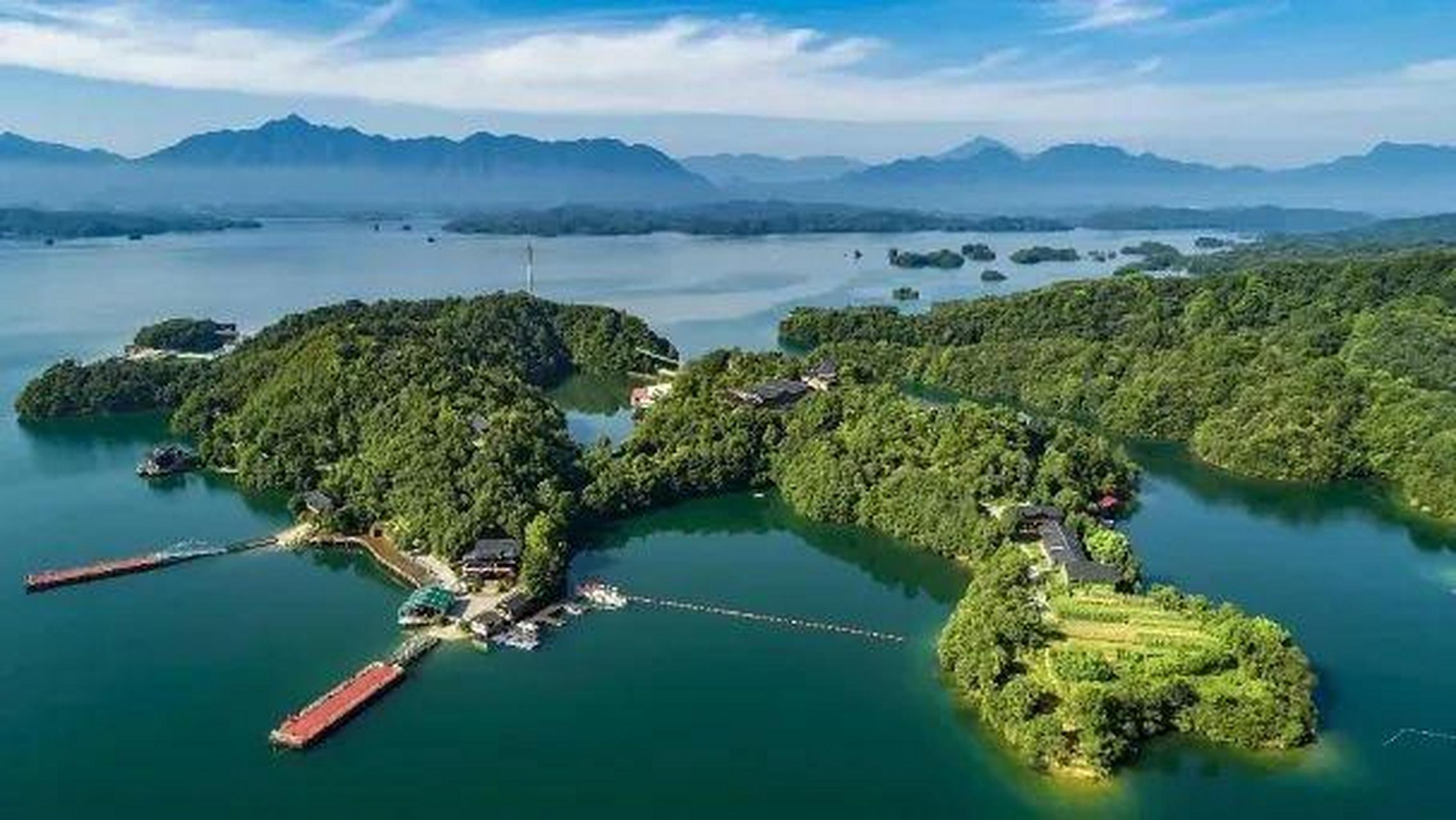 庐山西海主景区—— 有诗云:"日暮秀凤山,青霭履真如,百丈峰批黛,千岛