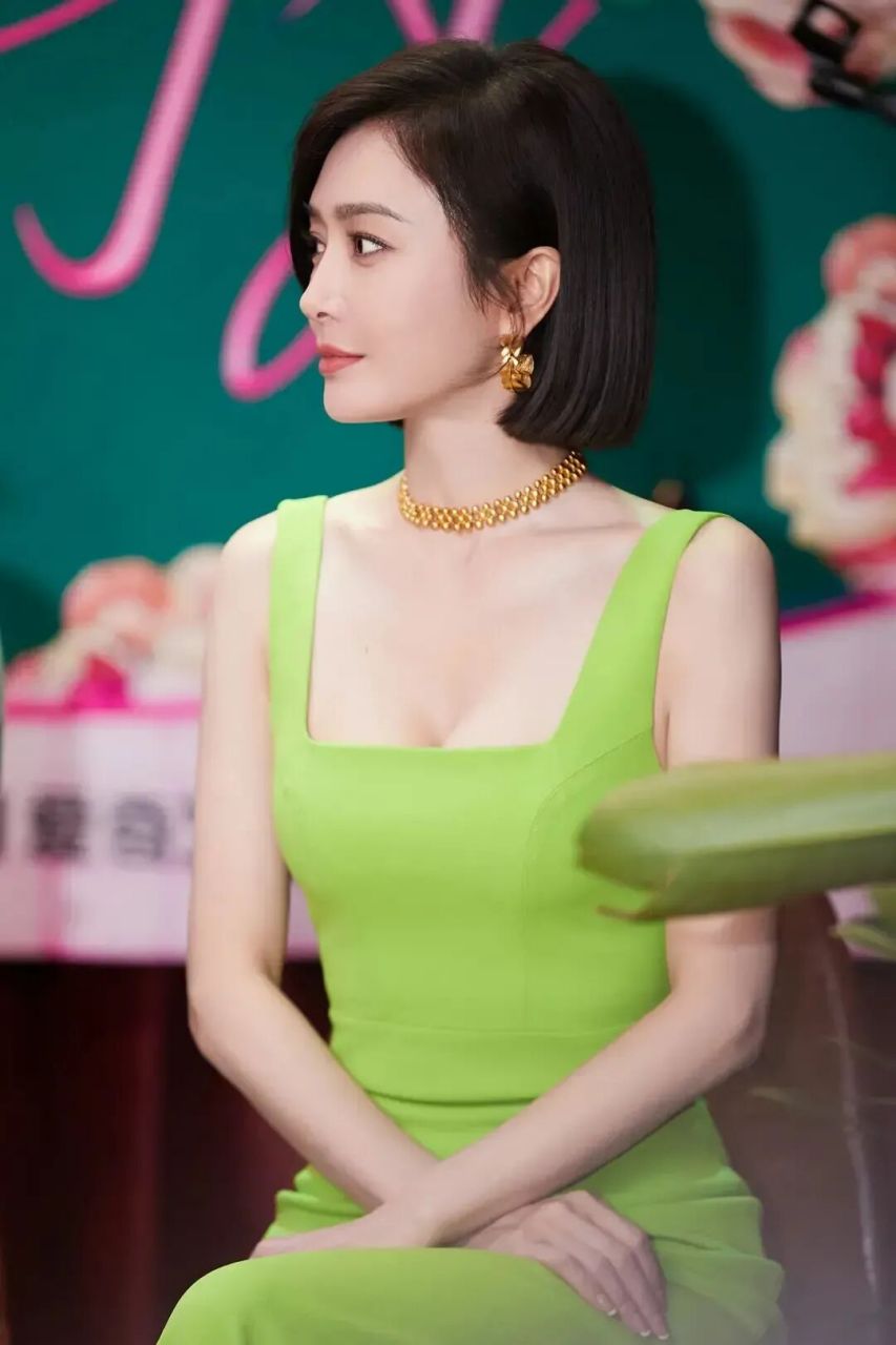 秦岚脸盘圆润,五官和谐俊俏,气质温柔甜美,让人看上去精致又迷