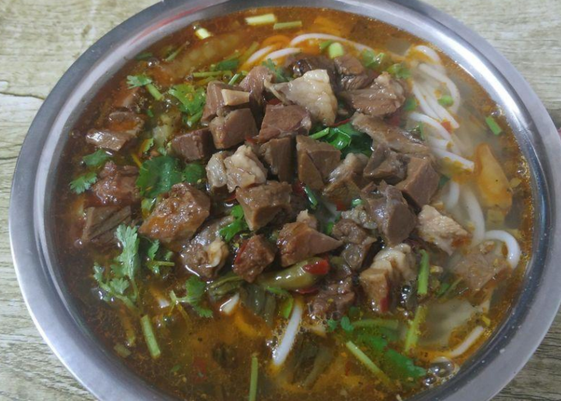 南宁本地人最爱的美食店:解放路老牌牛螺粉 老友粉和螺蛳粉的综合体