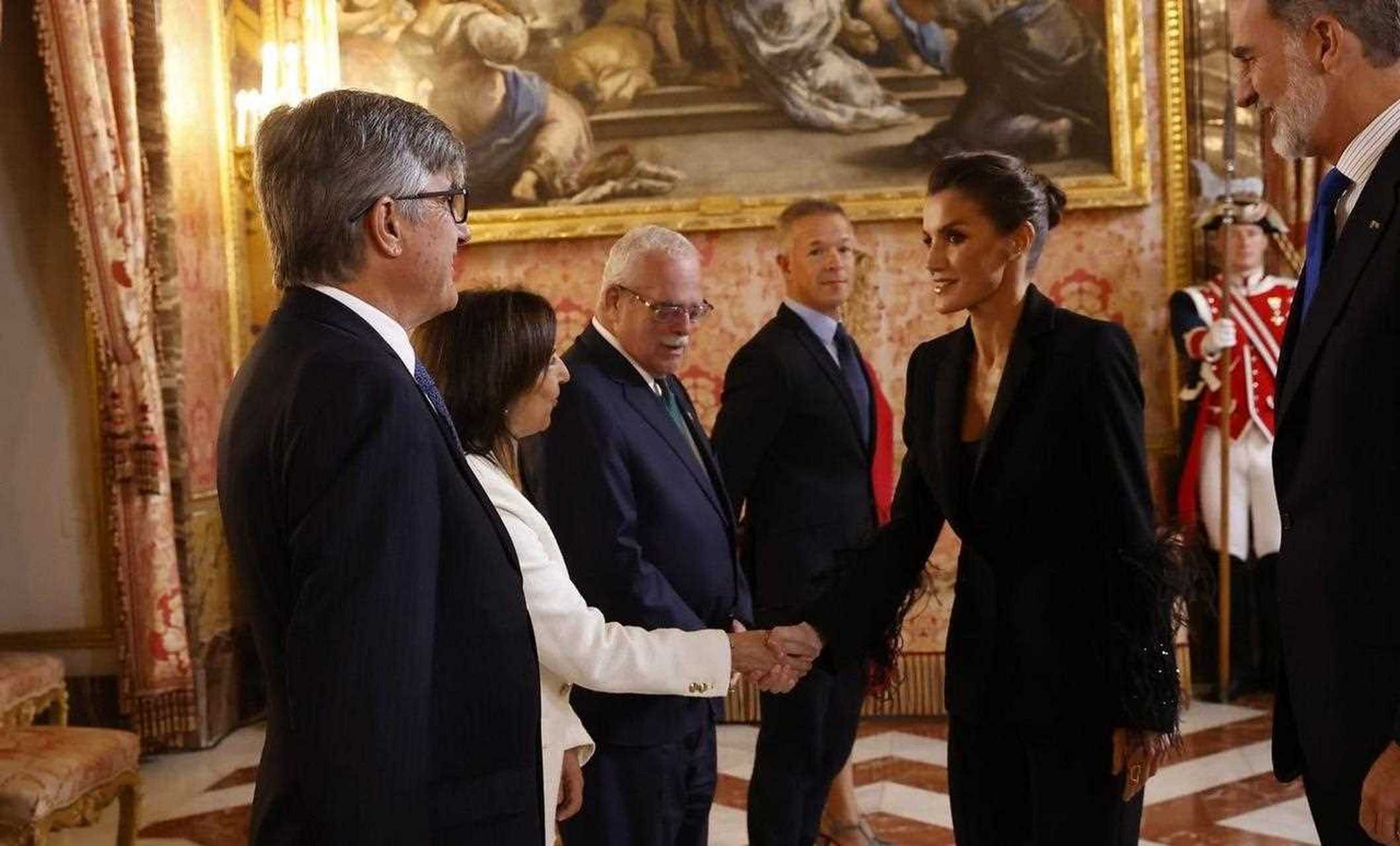 费利佩国王和莱蒂齐亚王后在马德里皇宫欢迎第68届北约议会大会的与会