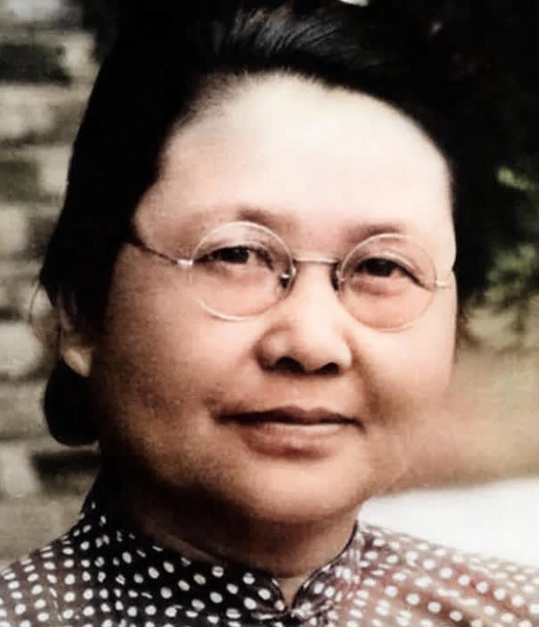 李德全出生于19世纪末期,她成长在一个贫困的家庭,但她充满了求知欲