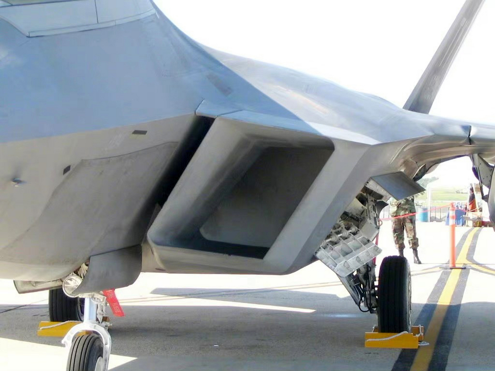 美国空军f-22隐形战斗机的进气道,俄罗斯空天军苏-57战斗机的进气道