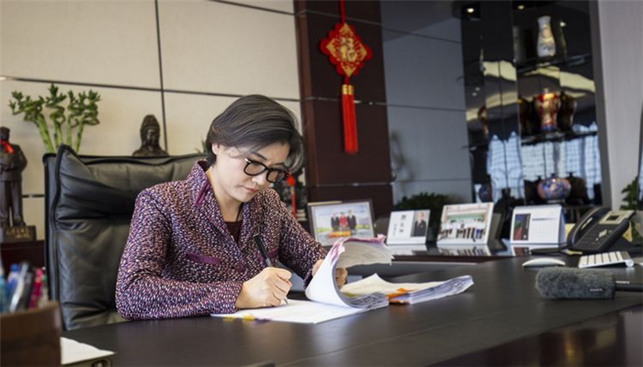 周群飞是穷人家的孩子,没有学历,没有背景,短短20多年她成为中国女