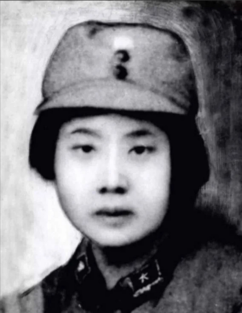 照片中的女八路是我国抗日战争时期的女英雄林心平,因被叛徒出卖,1942