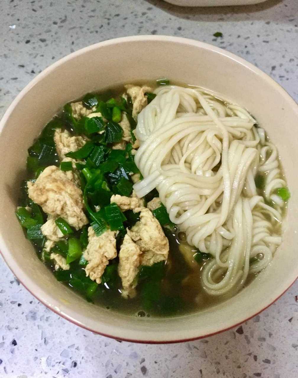 今天午饭快餐"韭菜鸡蛋打卤面".