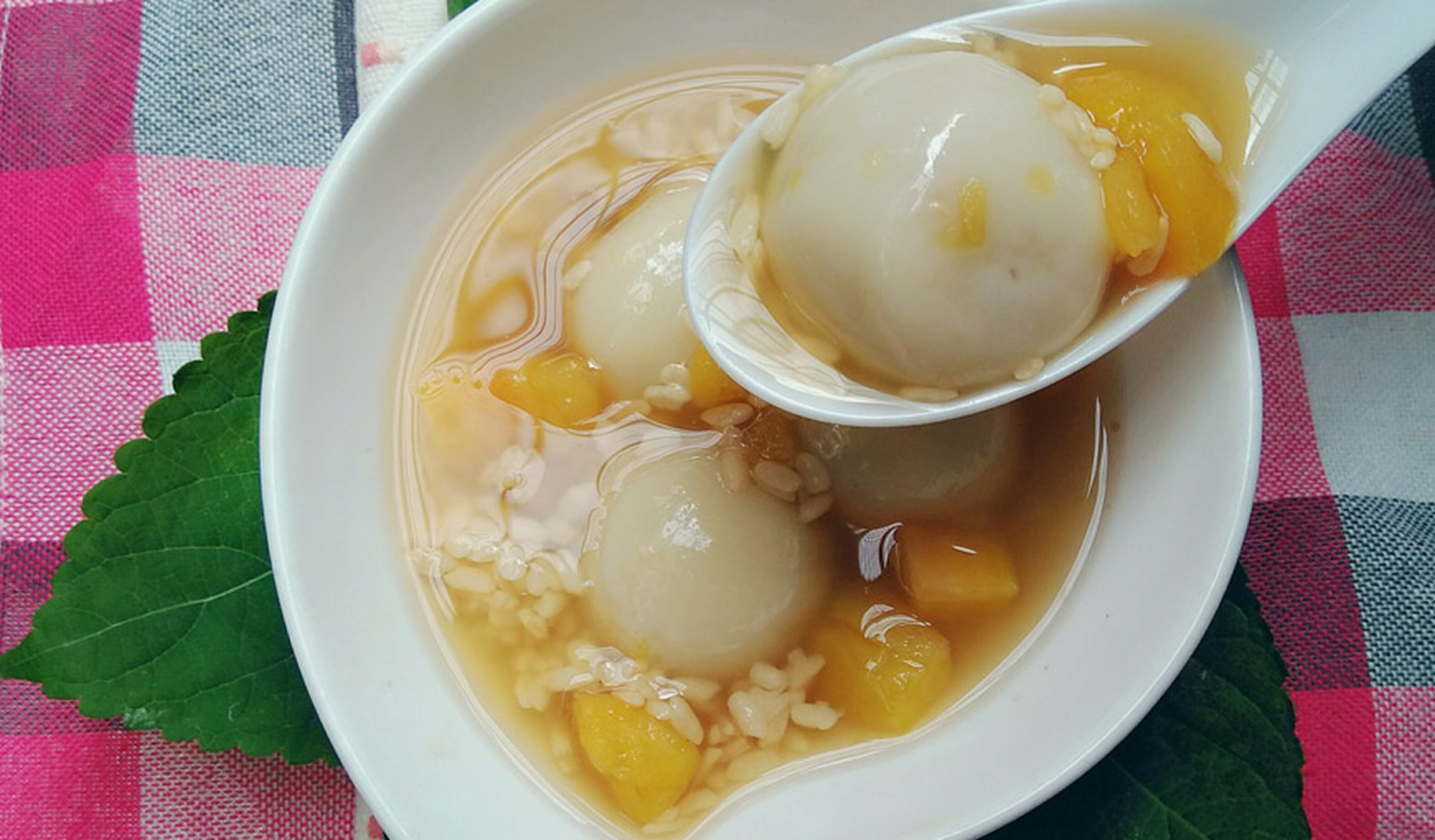 甜品食谱:甜酒酿汤圆  材料: 水1000ml 黑糖150g 酒酿4大匙 任一口味