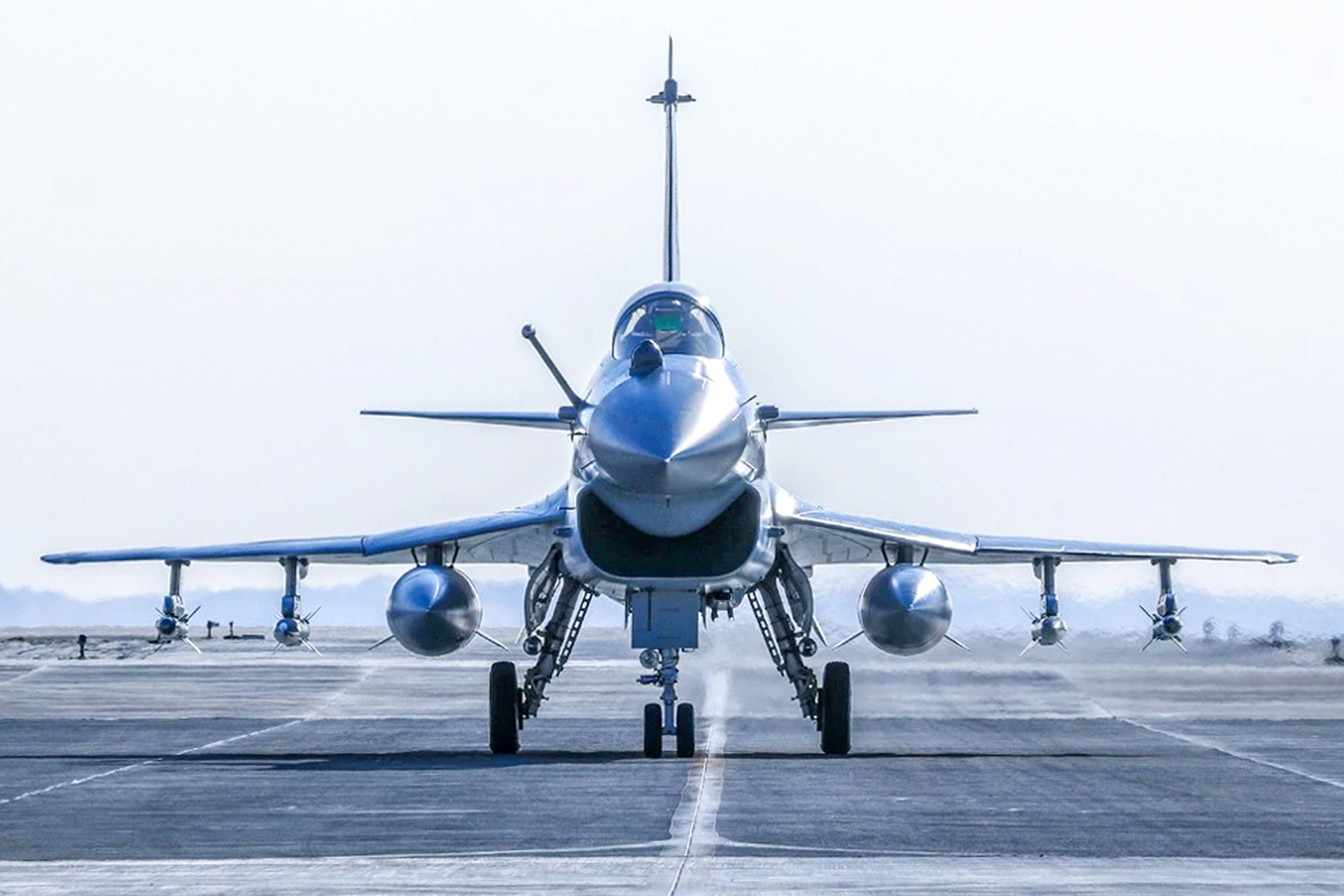 美国空军的f-16c战斗机,中国空军的歼-10a战斗机,从综合性能上看,两机