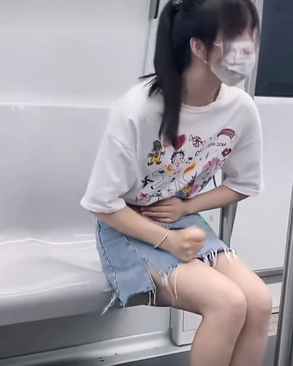 看到一个小姐姐肚子疼,我要不要帮助她呢?