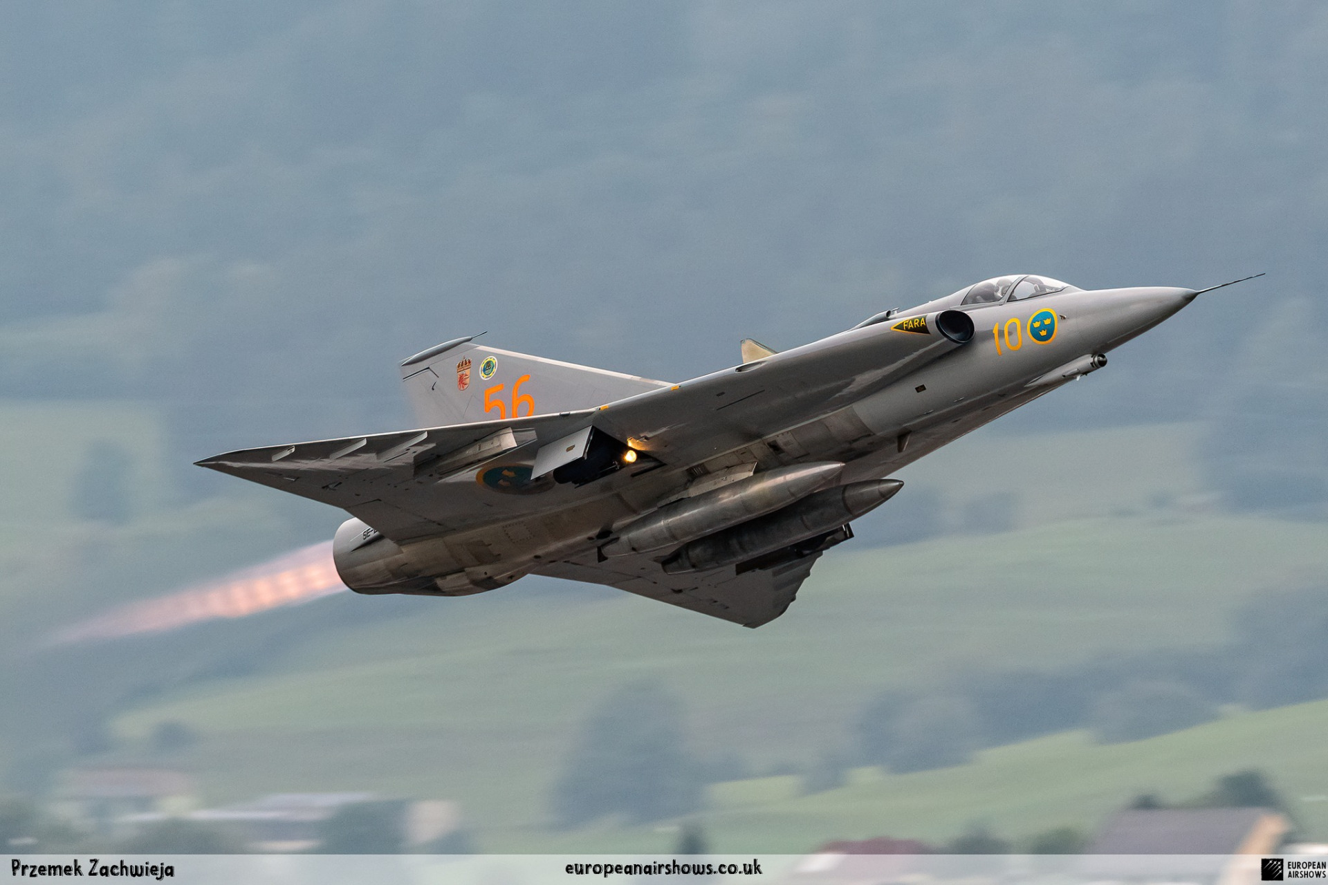 来自瑞典空军萨博j35j 龙「draken」已被添加到米德兰航空节的飞行