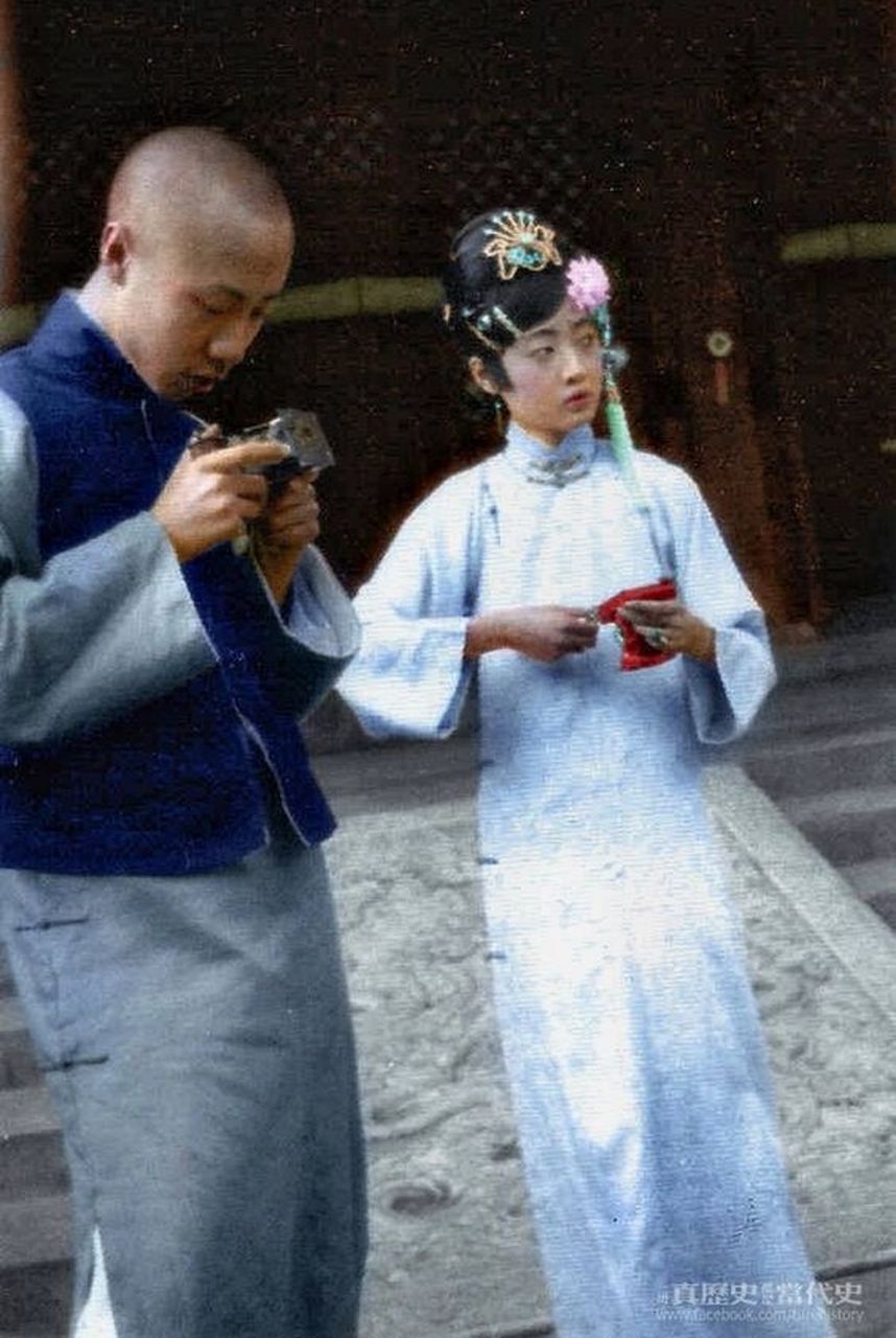 末代皇后婉容骑自行车照片