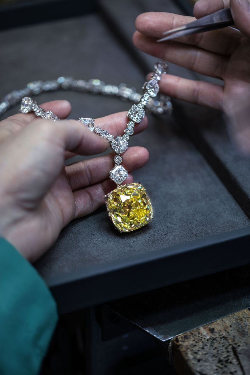 今晚的tiffany 活动,有没有明星把大黄钻戴在脖子上的.