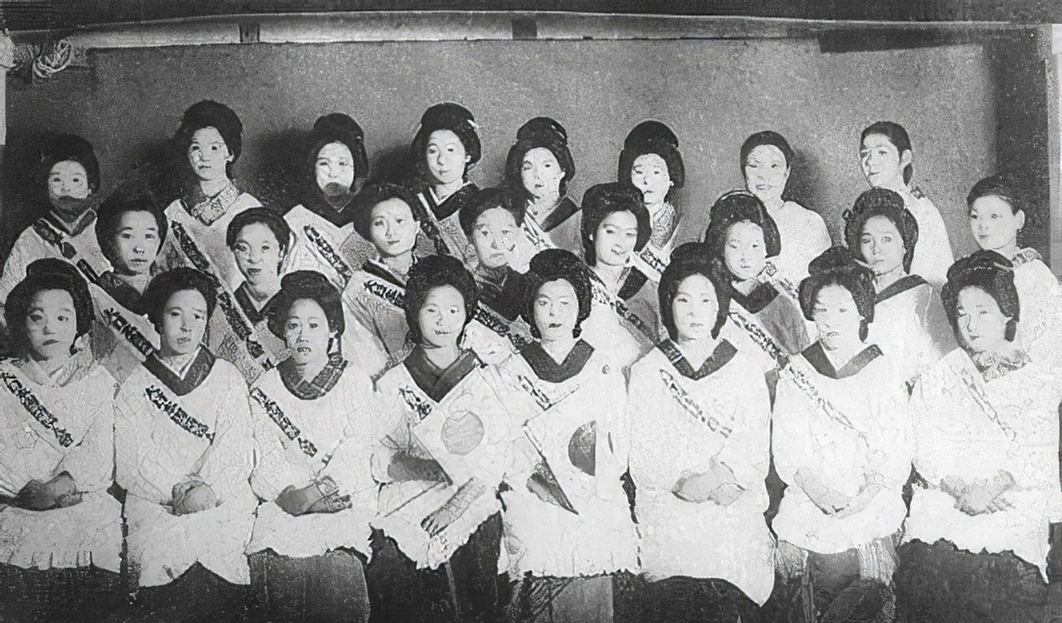 这是日本"女子挺身队"的成员,她们的主要职责就是向美军提供身体服务.