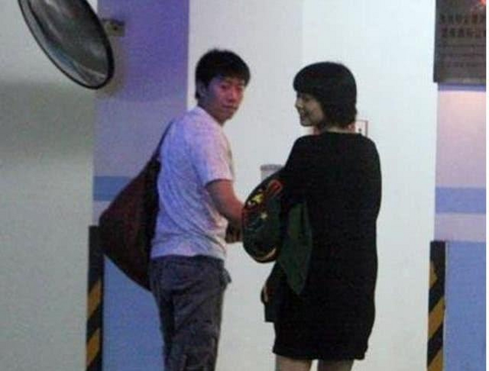 夏雨还曾和范冰冰传绯闻,港媒曾曝出夏雨范冰冰的亲吻照片也引起了