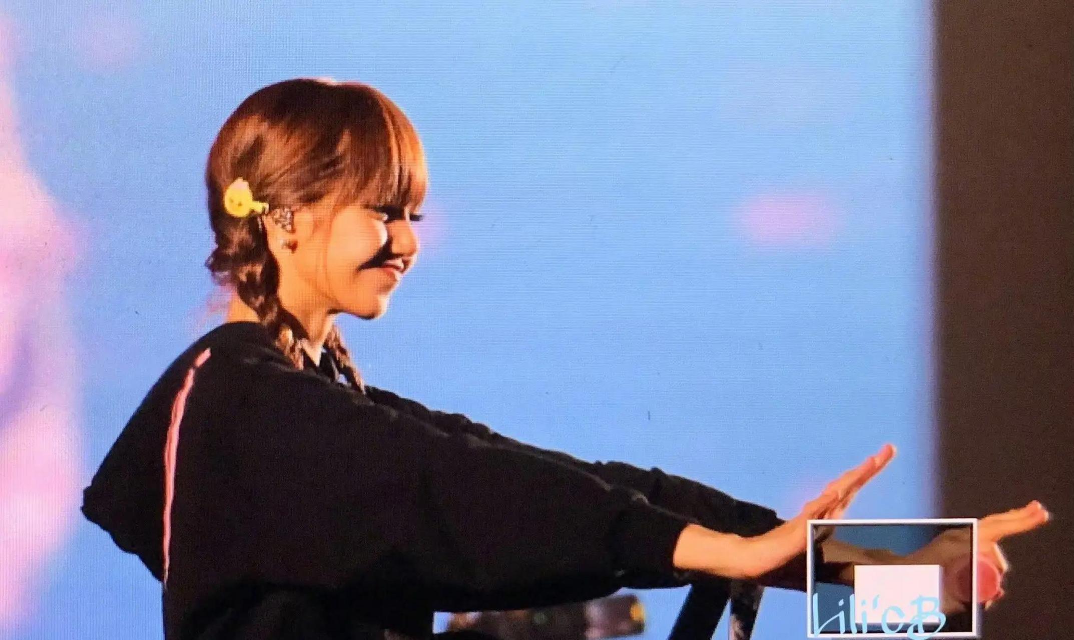 lisa双麻花辫# blackpink东京演唱会上lisa换了新发色,以双麻花辫