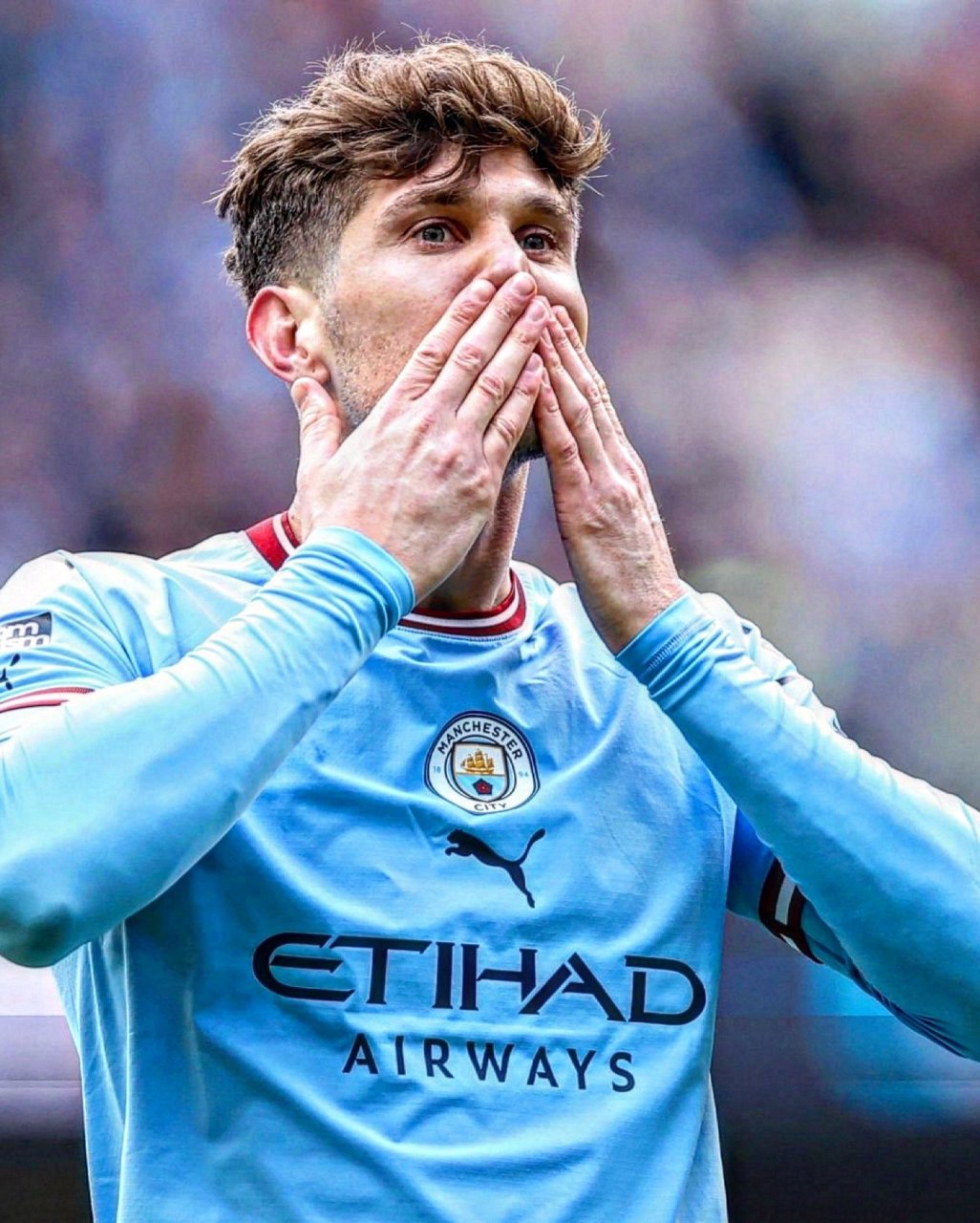 斯通斯# #曼城#  约翰斯通斯:"每个人都唱着我的名字,感谢你们的爱和