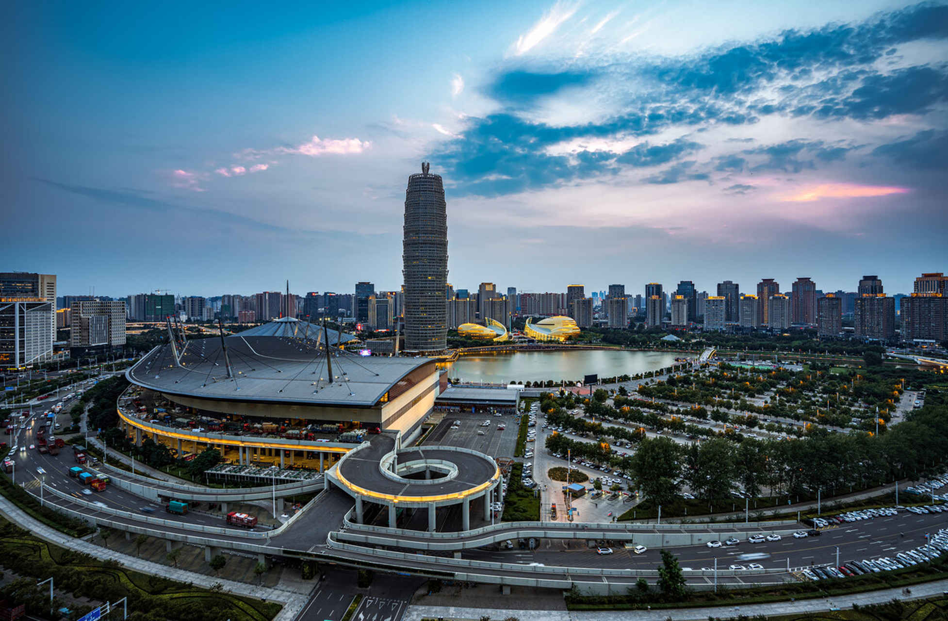 郑州cbd燃放烟花?官方回应已上街劝阻市民上万余人次!