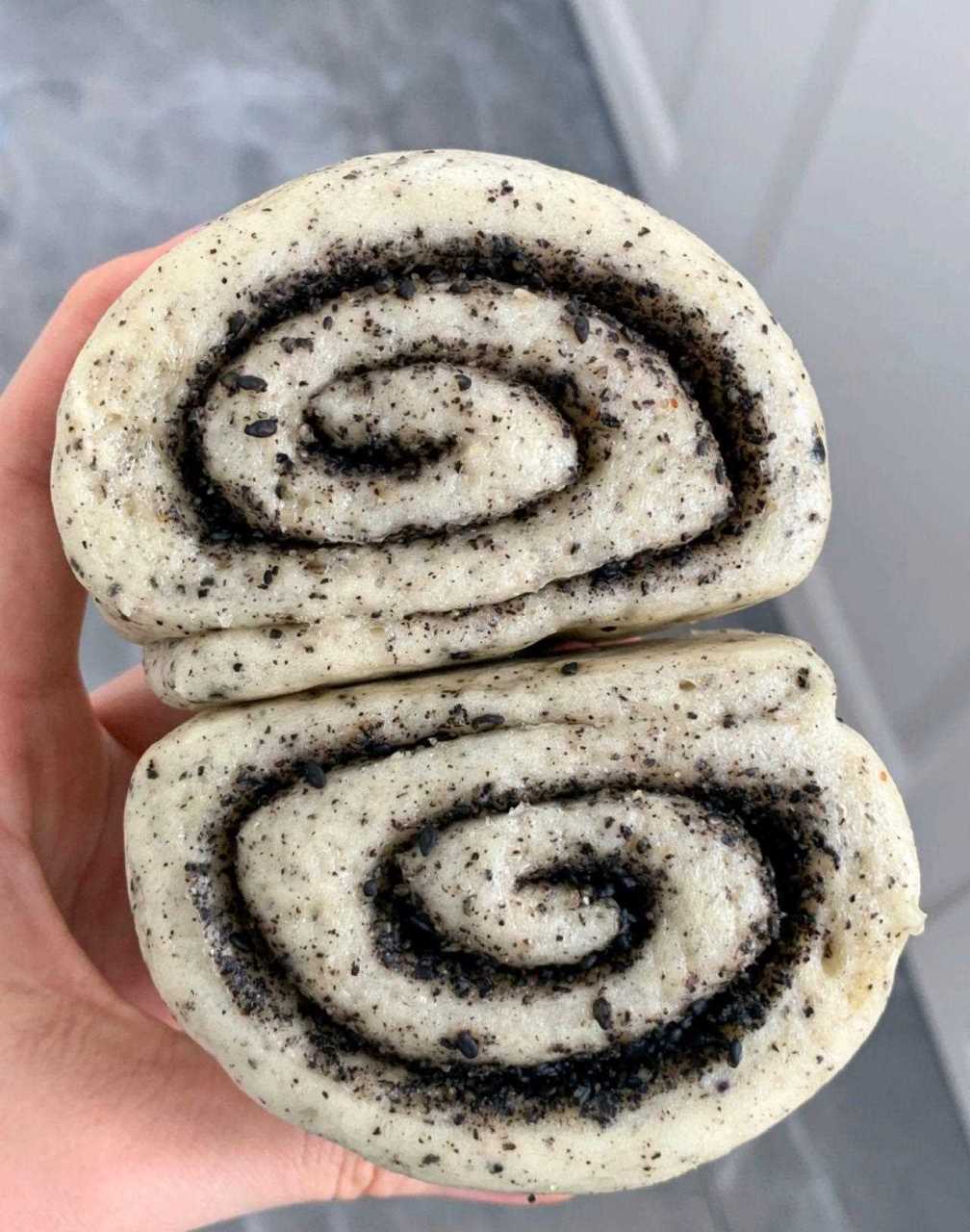 自制面食女儿爱的黑芝麻卷,香浓蓬松宣软[啊] 食材:面粉,酵母粉,黑