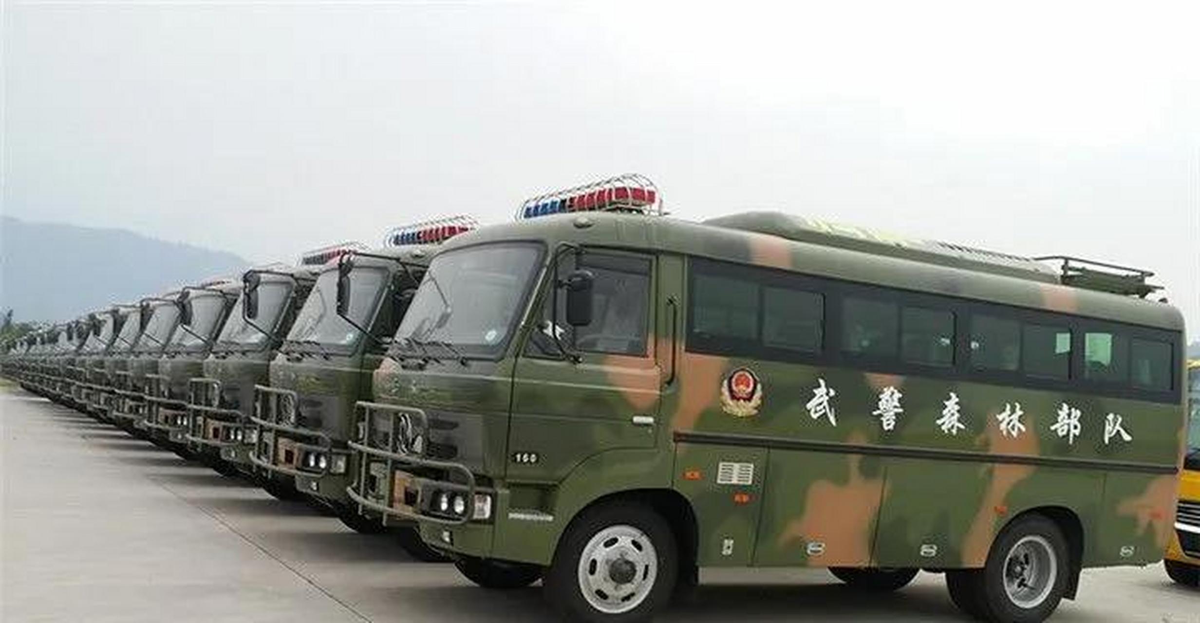 有幸被武警军车追尾一次,记得是个三菱,兵哥下车道歉敬礼,第一次被